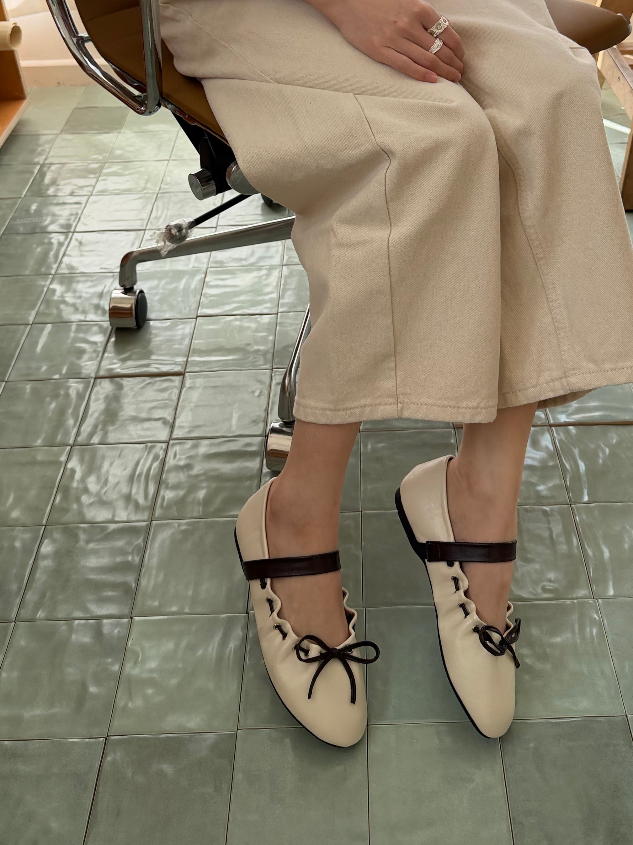 La mode Scalloped Tie Mary Janes
