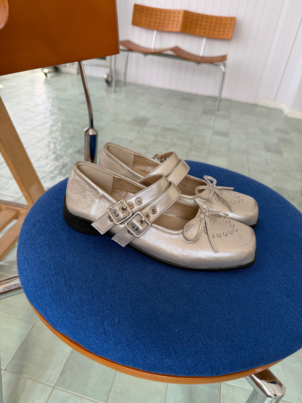 La mode Double-Strap Studded Mary Janes