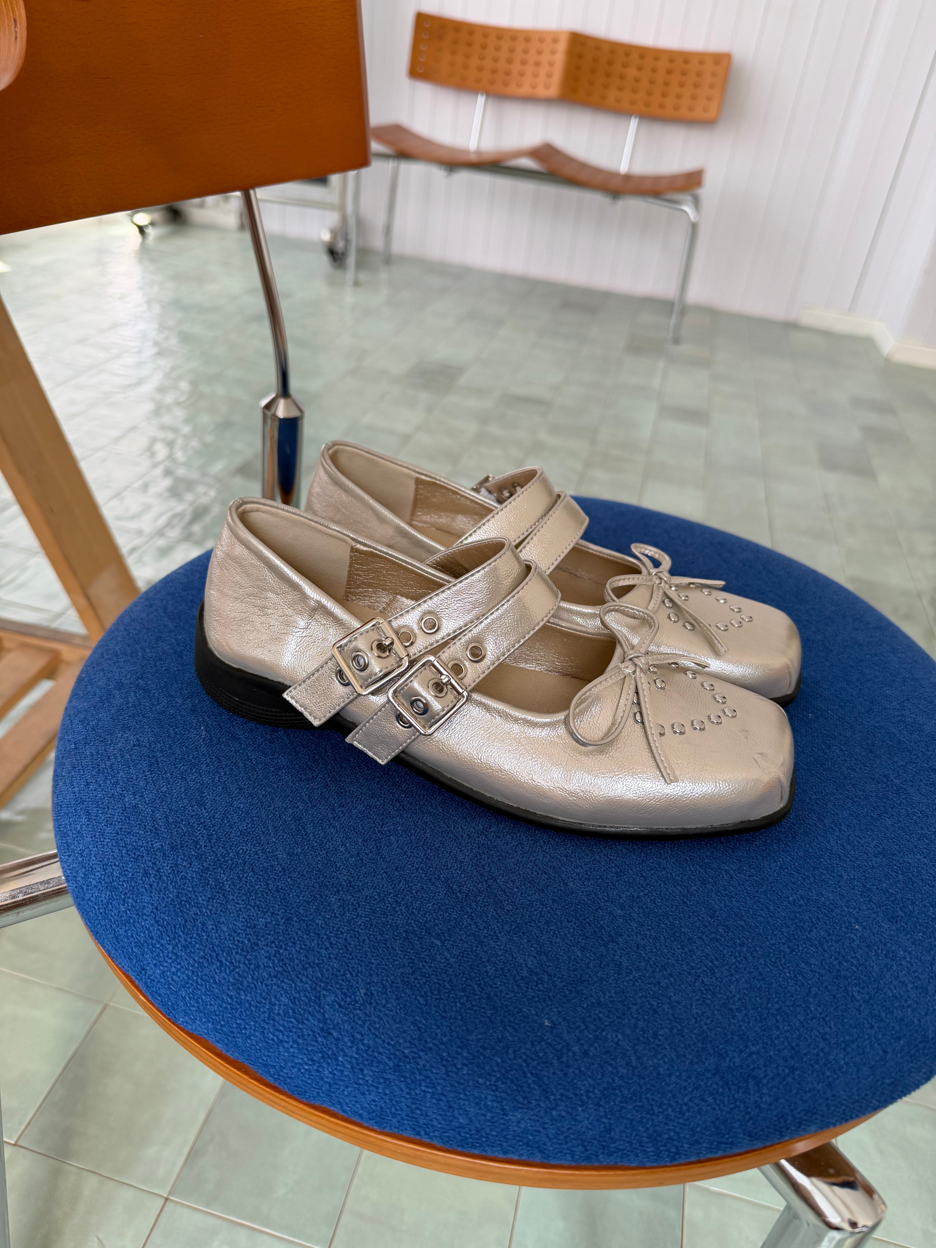 La mode Double-Strap Studded Mary Janes