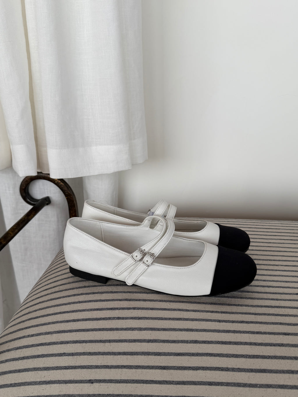 La mode Contrast Double-Strap Mary Janes
