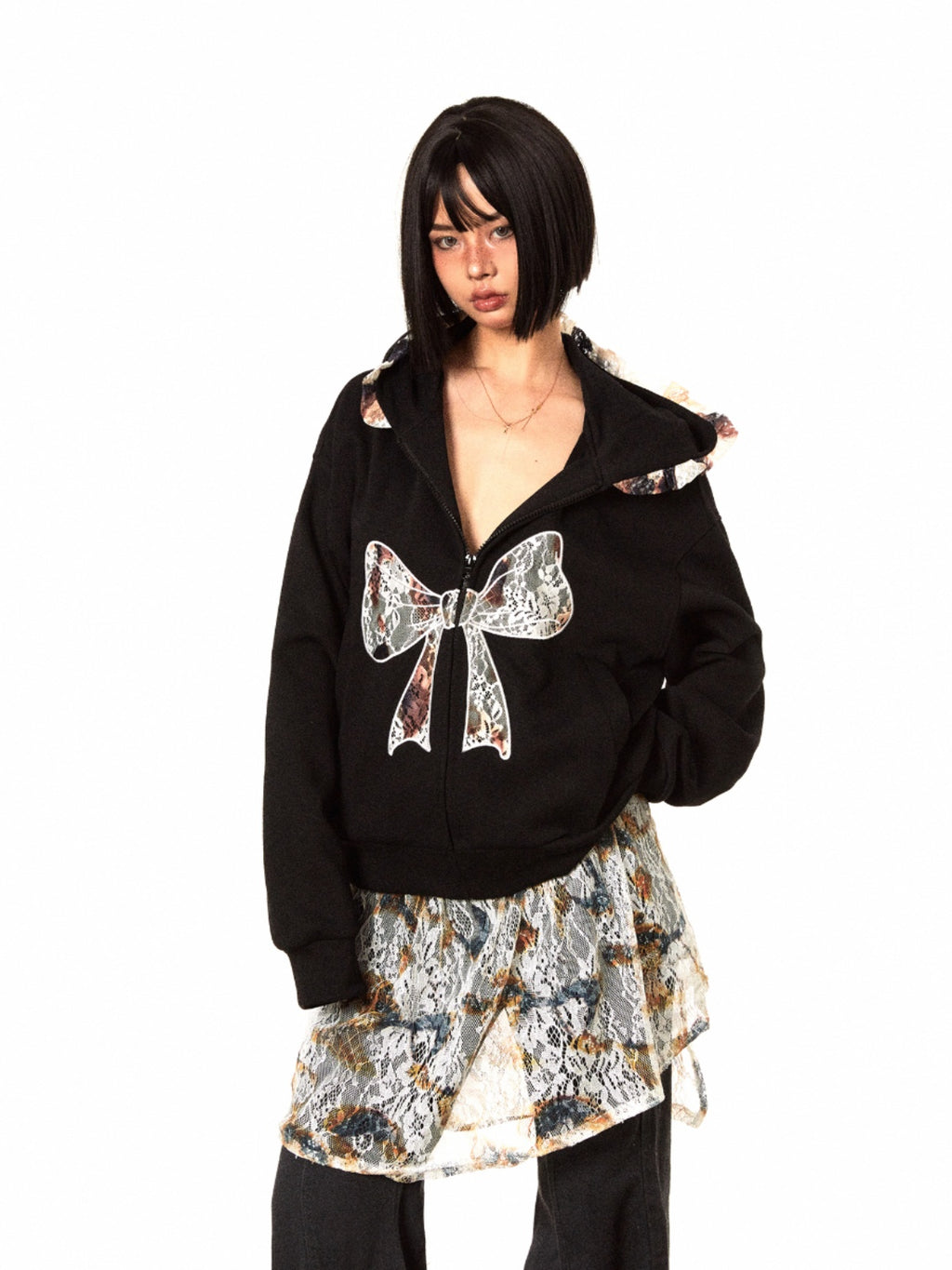 سترة BLACKBB من الدانتيل ذات سحاب ومطرزة ومزودة بفيونكة