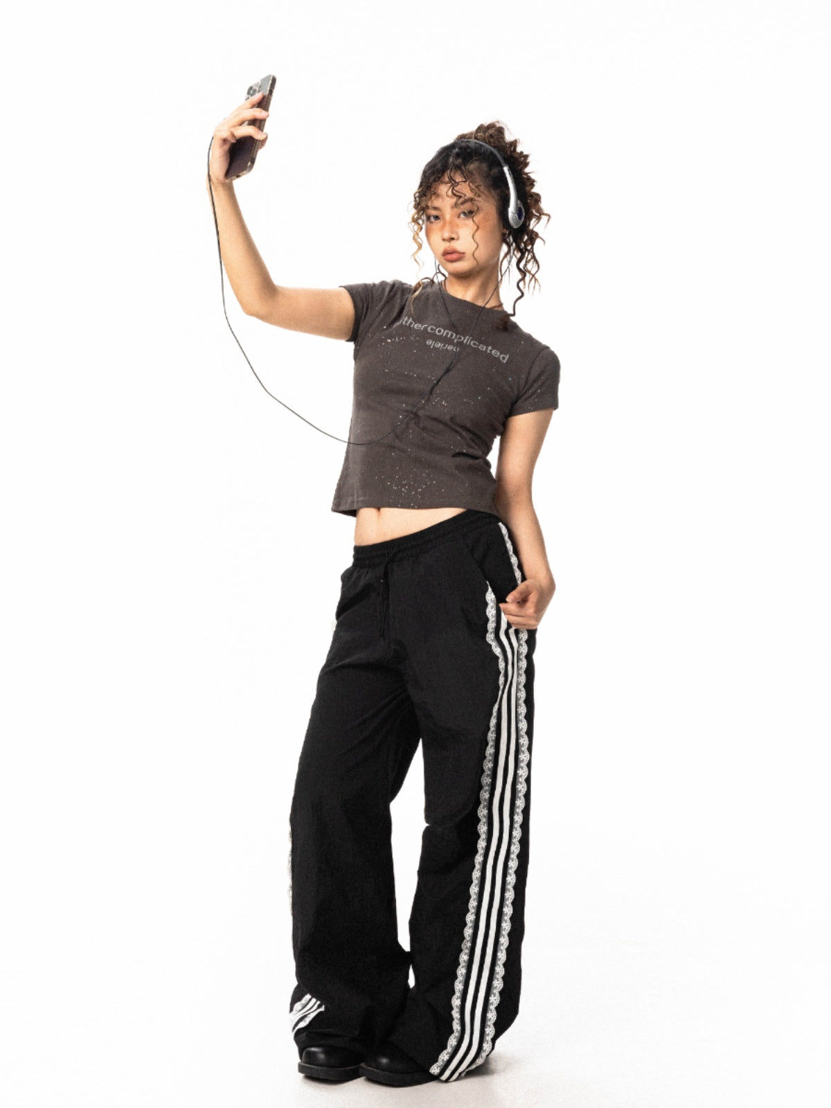 تصميم بنطال BLACKBB ذو أرجل واسعة مخطط ومزخرف بالدانتيل