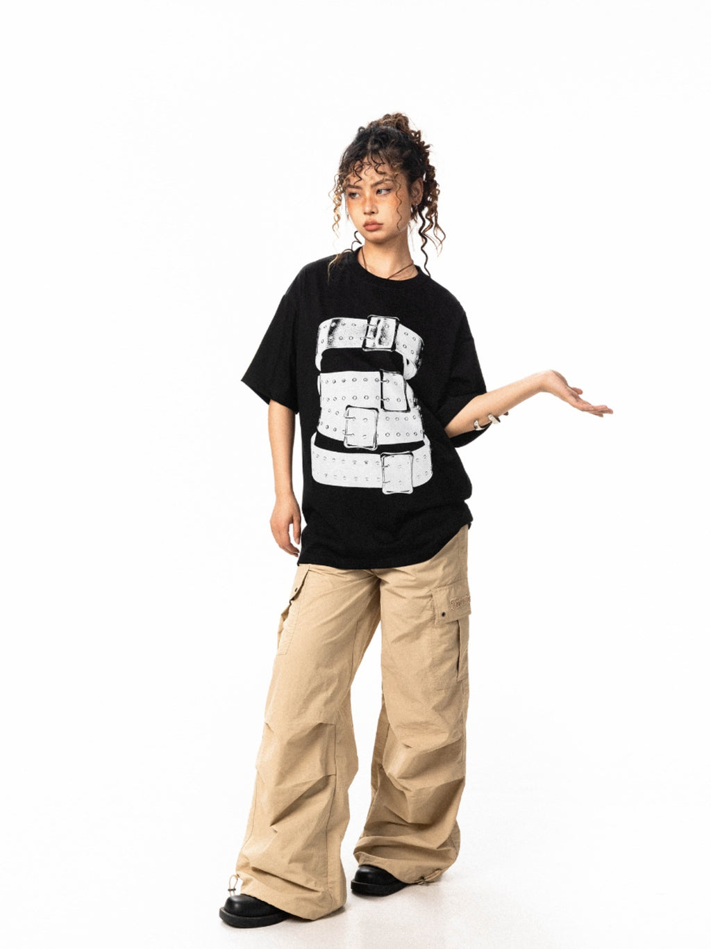 تي شيرت BLACKBB الأصلي بطباعة الحزام بتصميم متخصص ورقبة دائرية