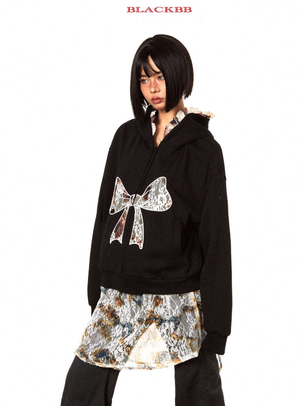 سترة BLACKBB من الدانتيل ذات سحاب ومطرزة ومزودة بفيونكة