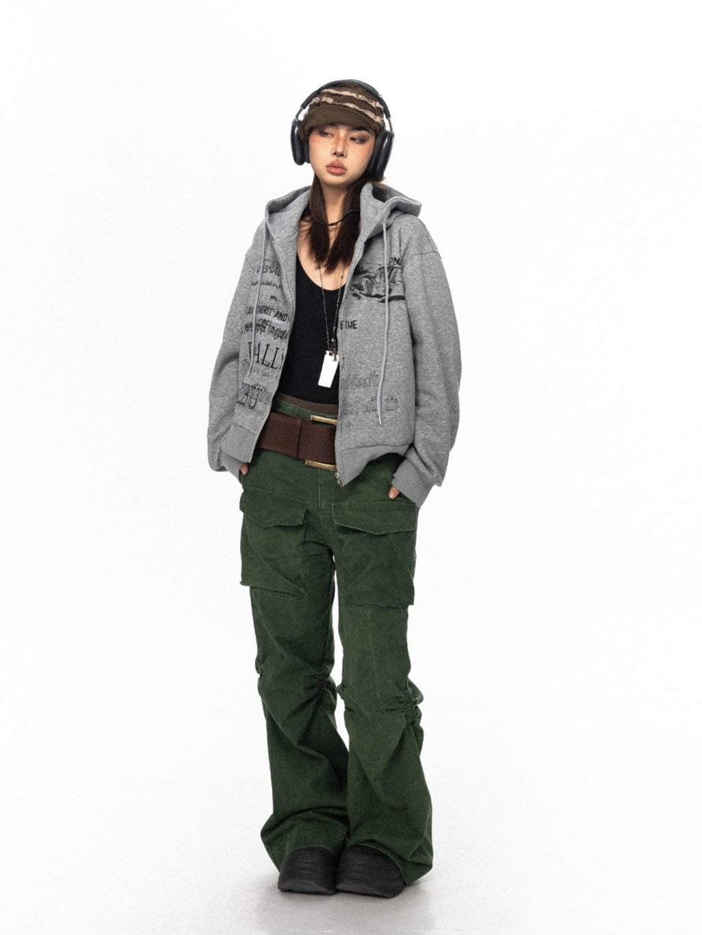 سترة BLACKBB ذات سحاب وطباعة حروف أمريكية قديمة