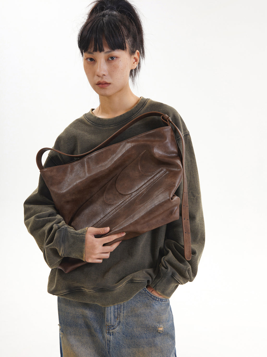 حقيبة جلدية كروس ذات سعة كبيرة من CryingCenter باللون الأسود والشمع الزيتي