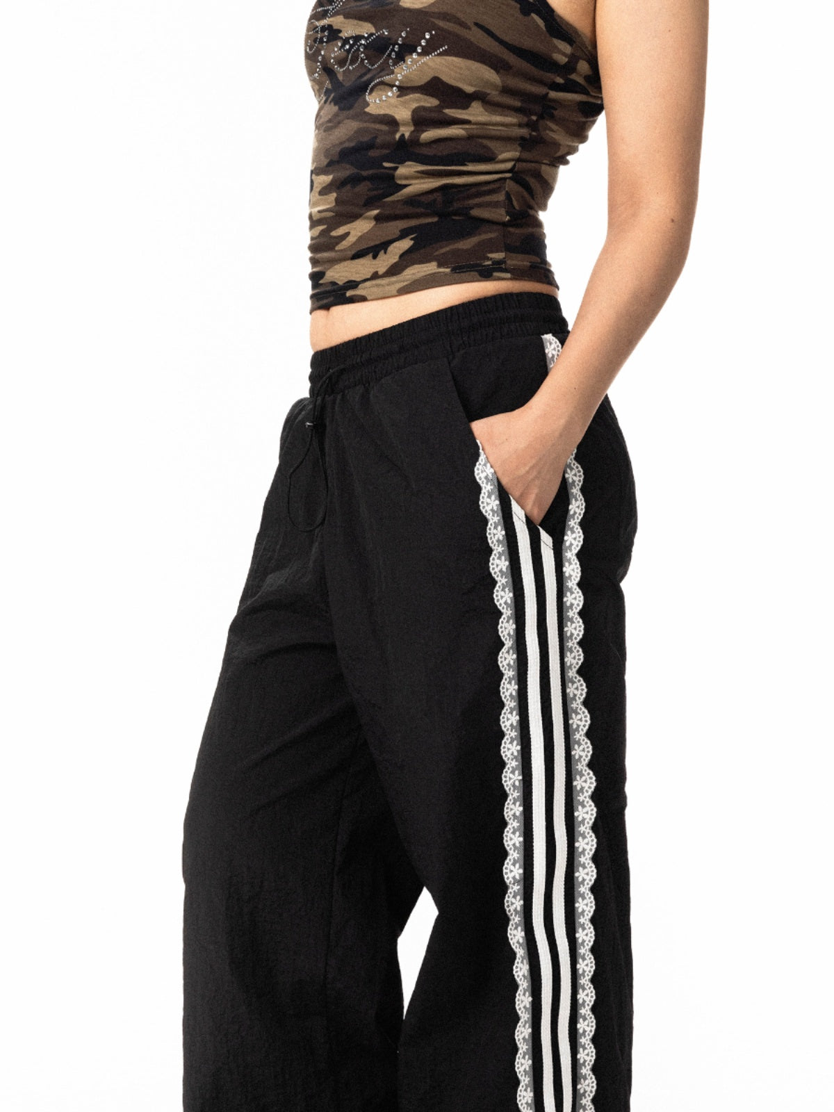 تصميم بنطال BLACKBB ذو أرجل واسعة مخطط ومزخرف بالدانتيل