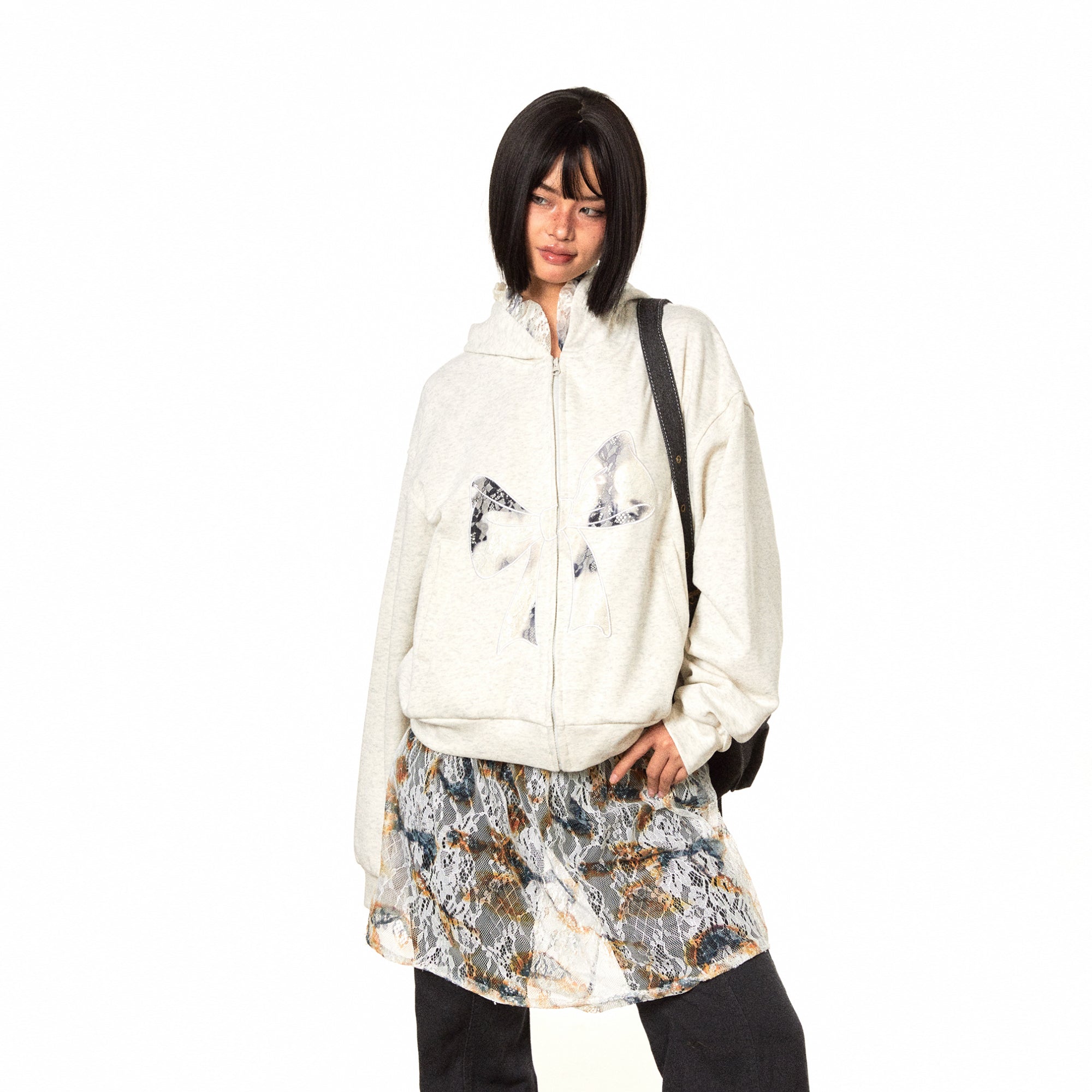 سترة BLACKBB من الدانتيل ذات سحاب ومطرزة ومزودة بفيونكة