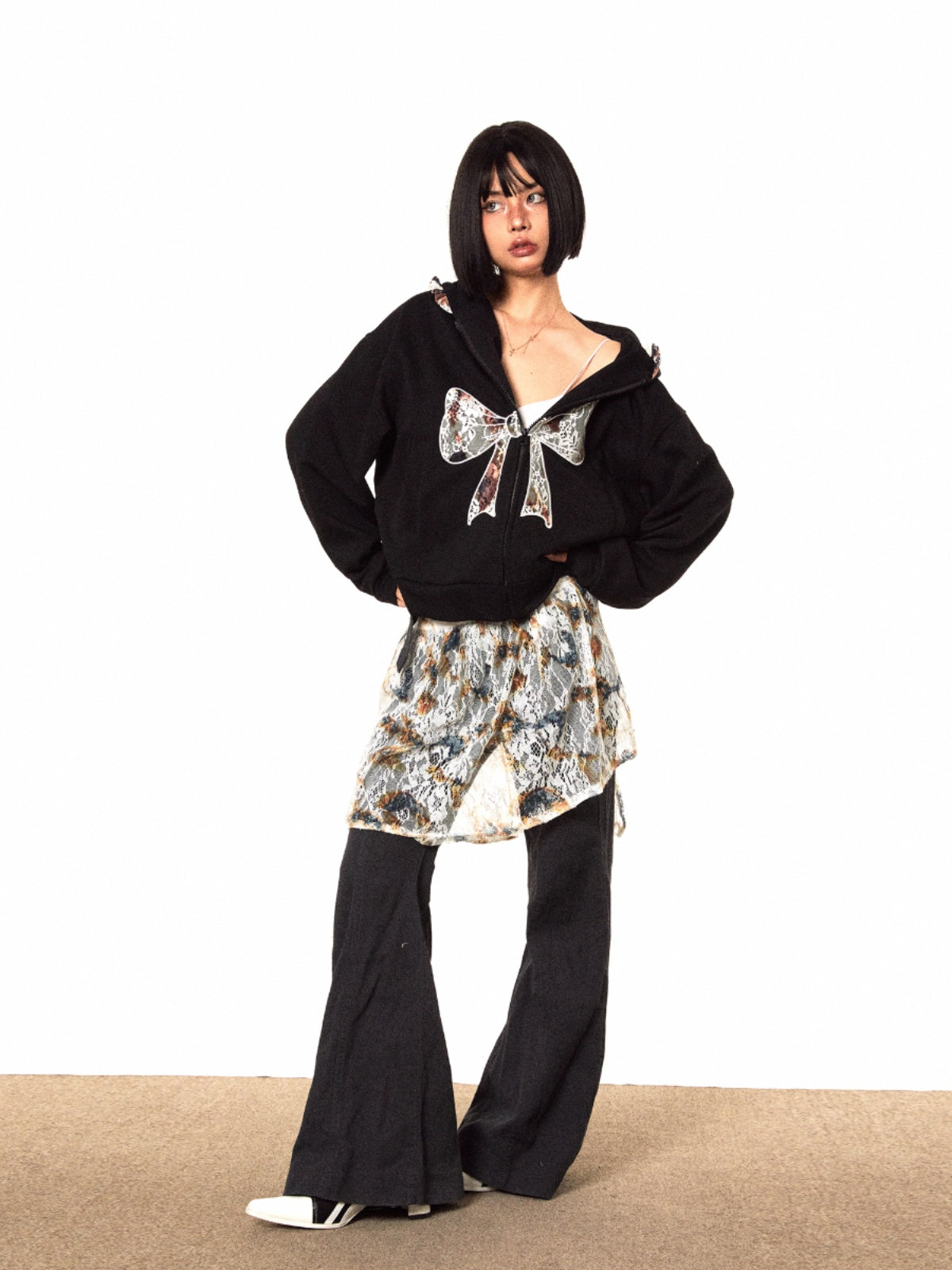 سترة BLACKBB من الدانتيل ذات سحاب ومطرزة ومزودة بفيونكة