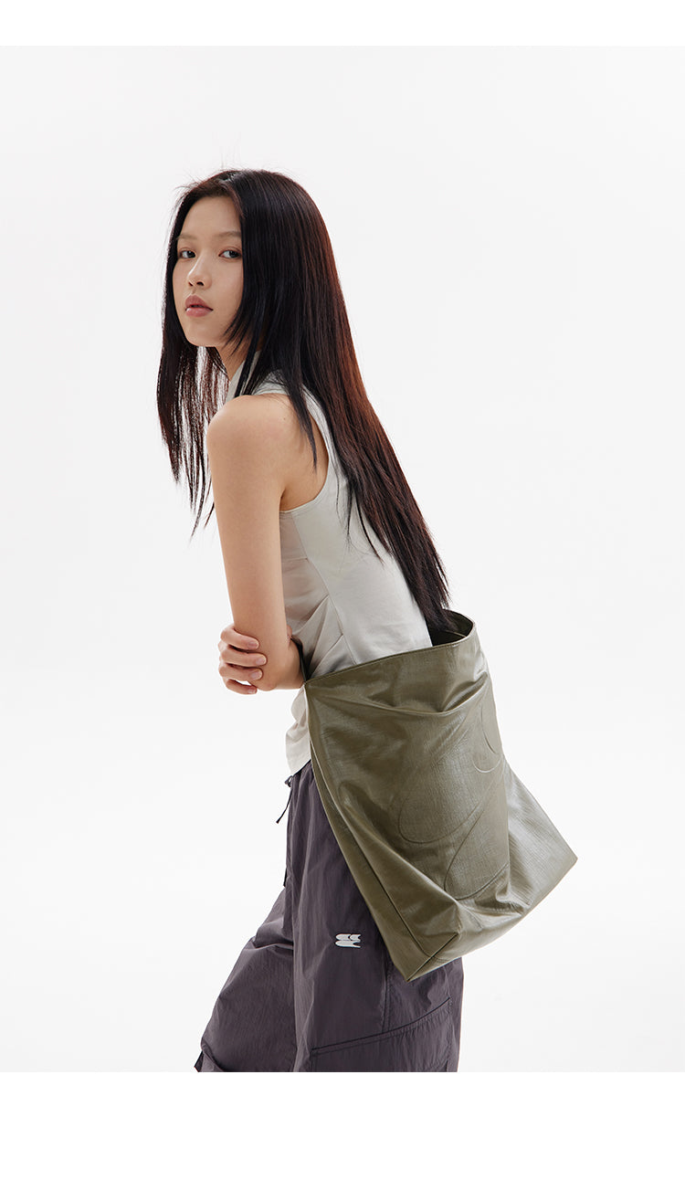 حقيبة جلدية كروس ذات سعة كبيرة من CryingCenter باللون الأسود والشمع الزيتي