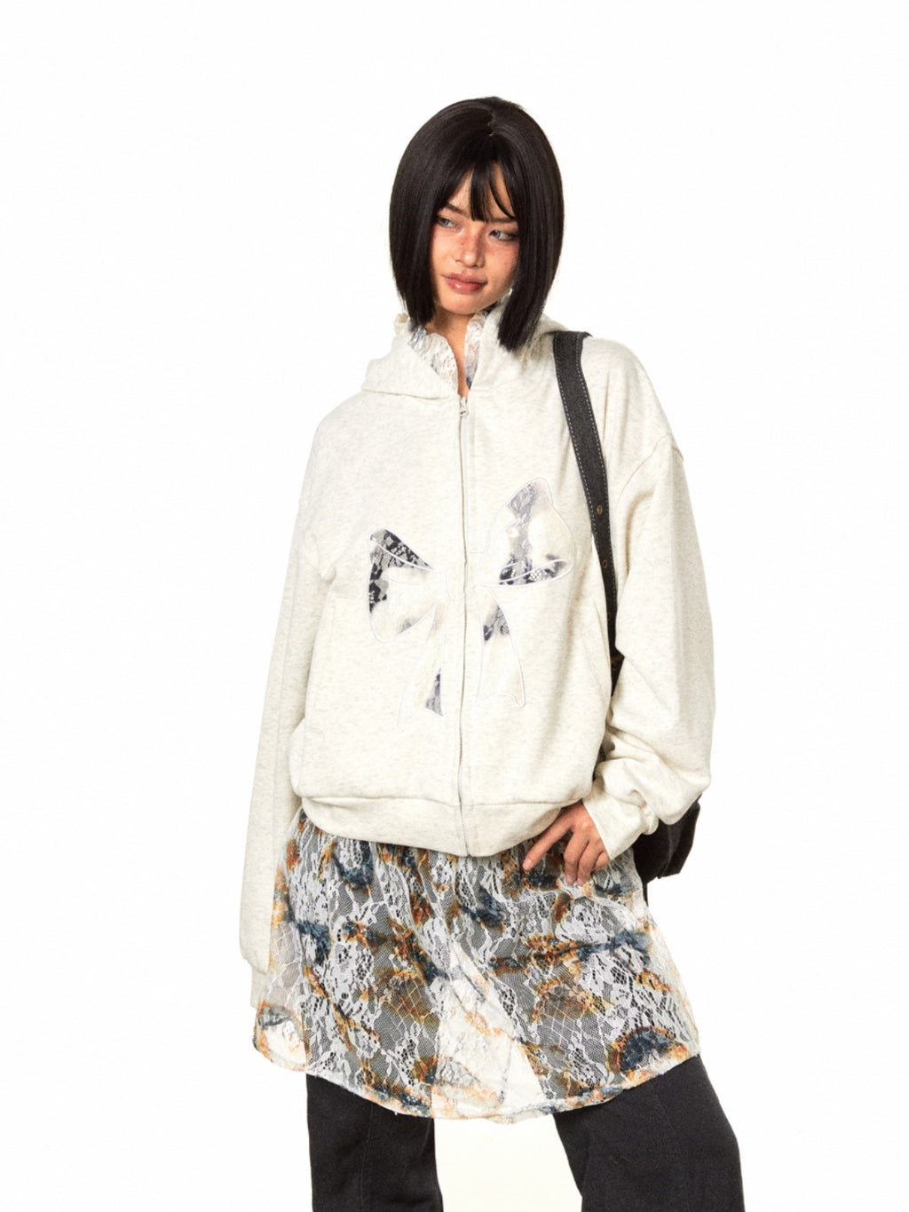 سترة BLACKBB من الدانتيل ذات سحاب ومطرزة ومزودة بفيونكة