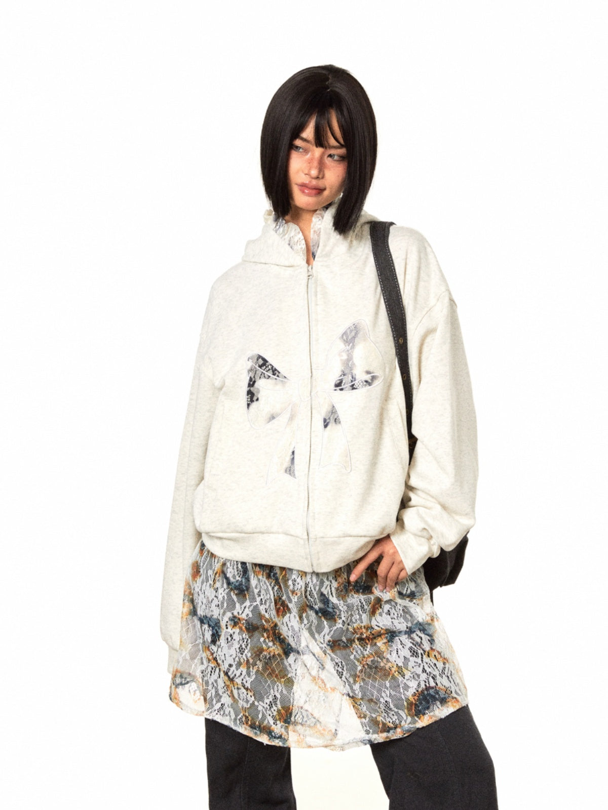 سترة BLACKBB من الدانتيل ذات سحاب ومطرزة ومزودة بفيونكة