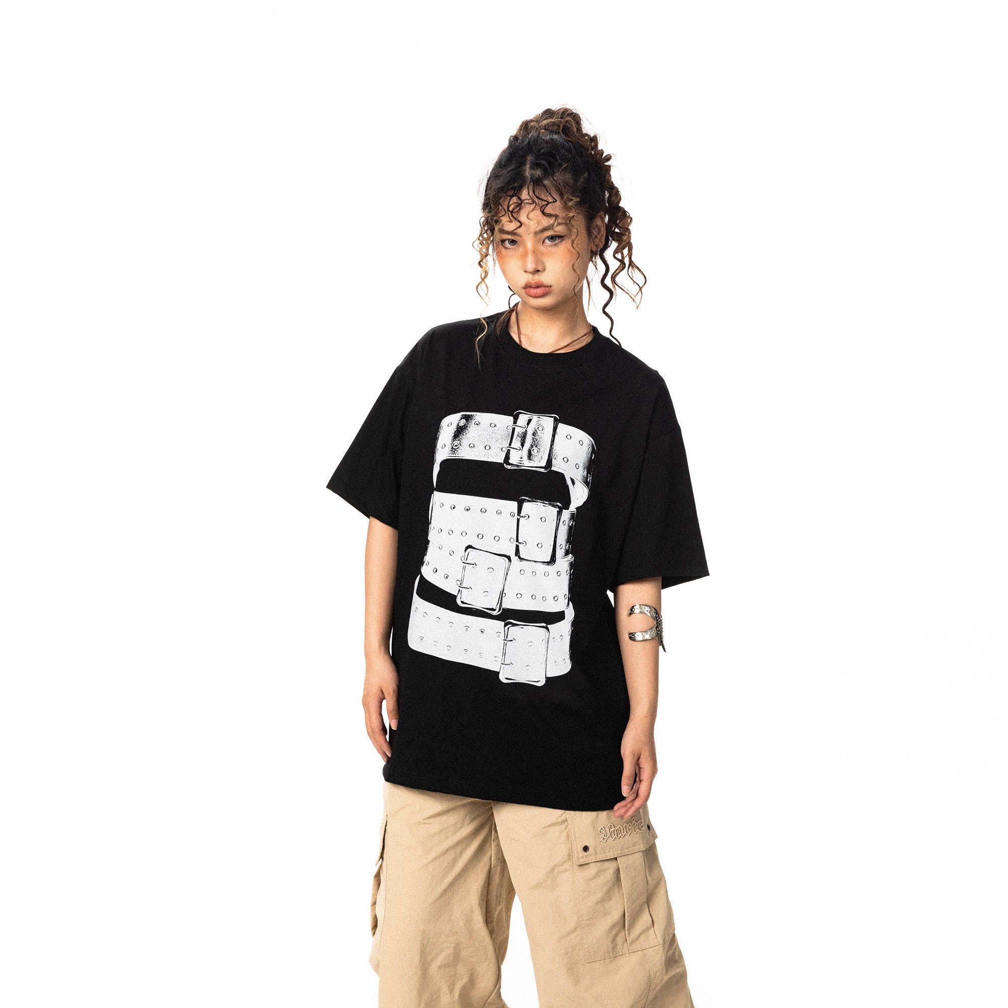 تي شيرت BLACKBB الأصلي بطباعة الحزام بتصميم متخصص ورقبة دائرية