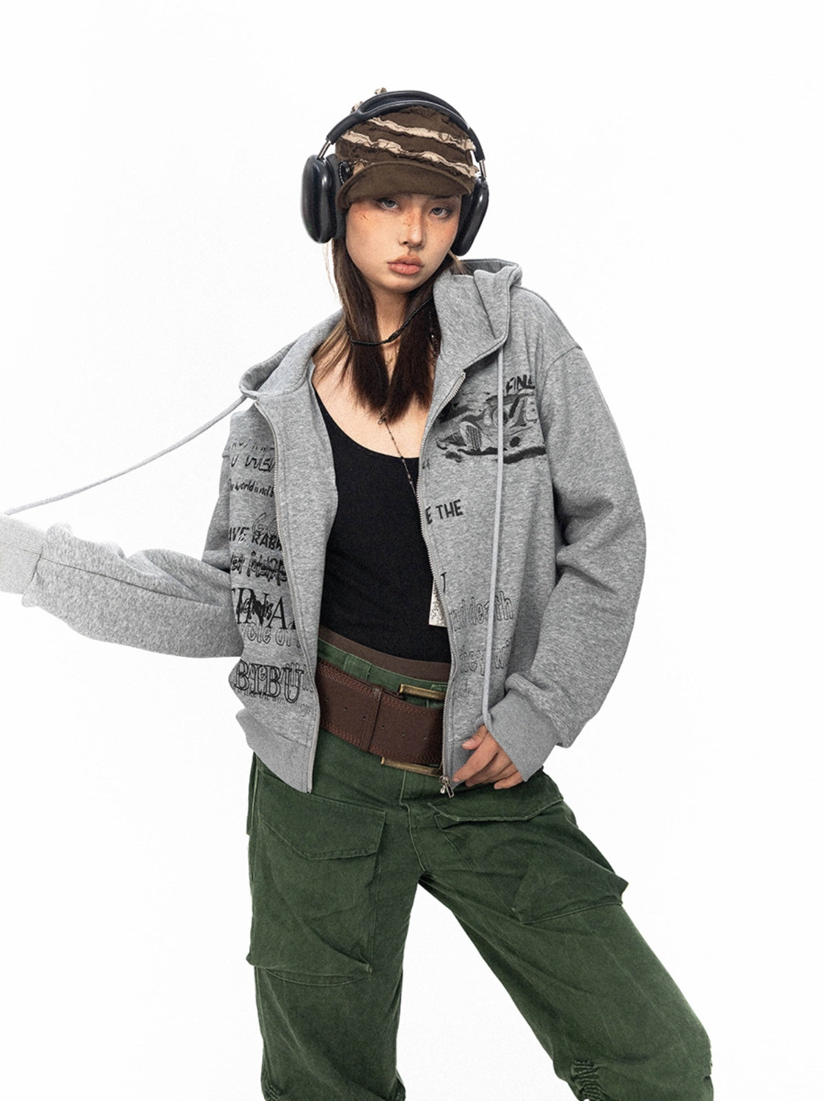 سترة BLACKBB ذات سحاب وطباعة حروف أمريكية قديمة