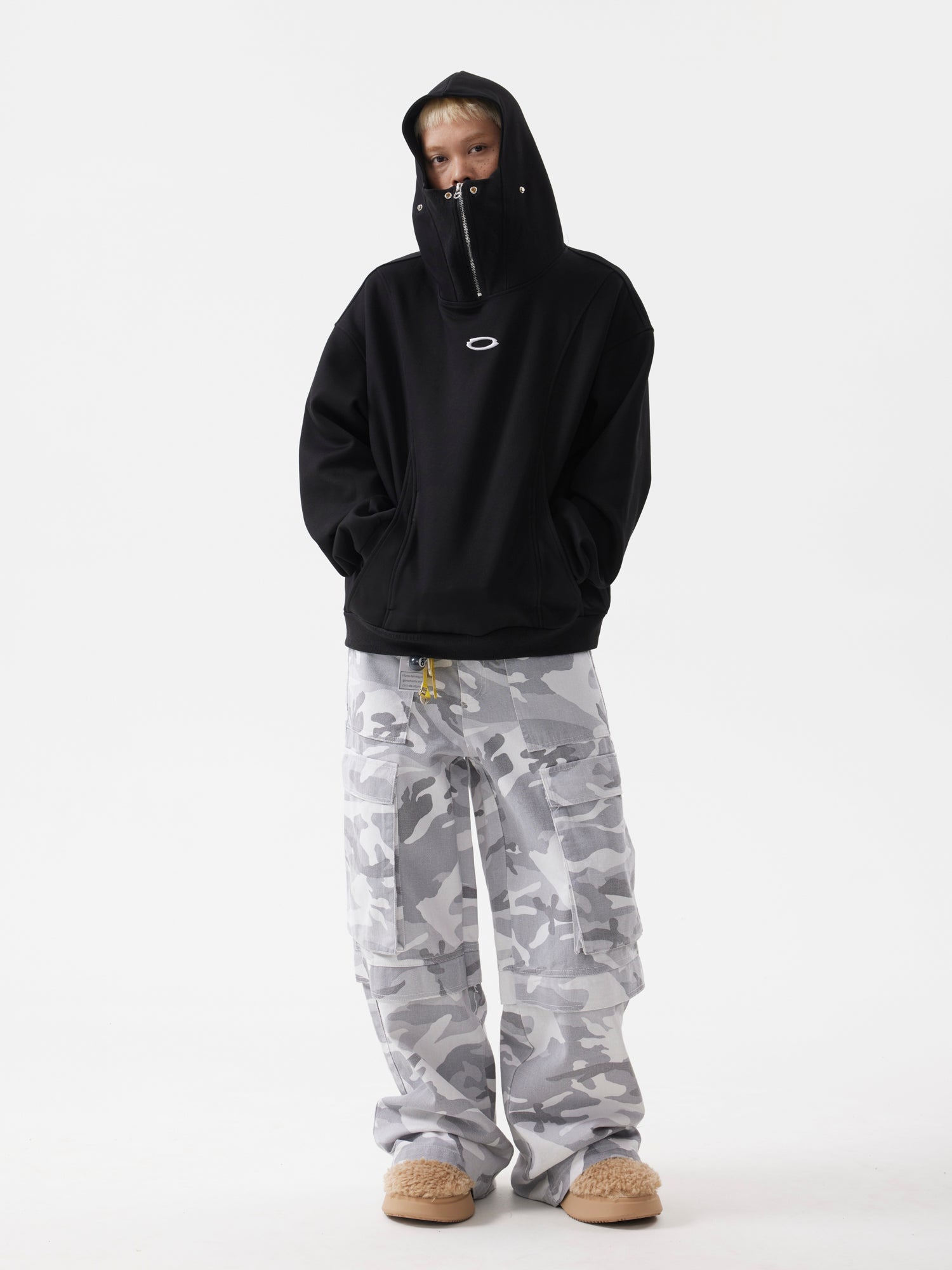 BTSG 0 High Neck Half-Zipper Silhouette Hoodie