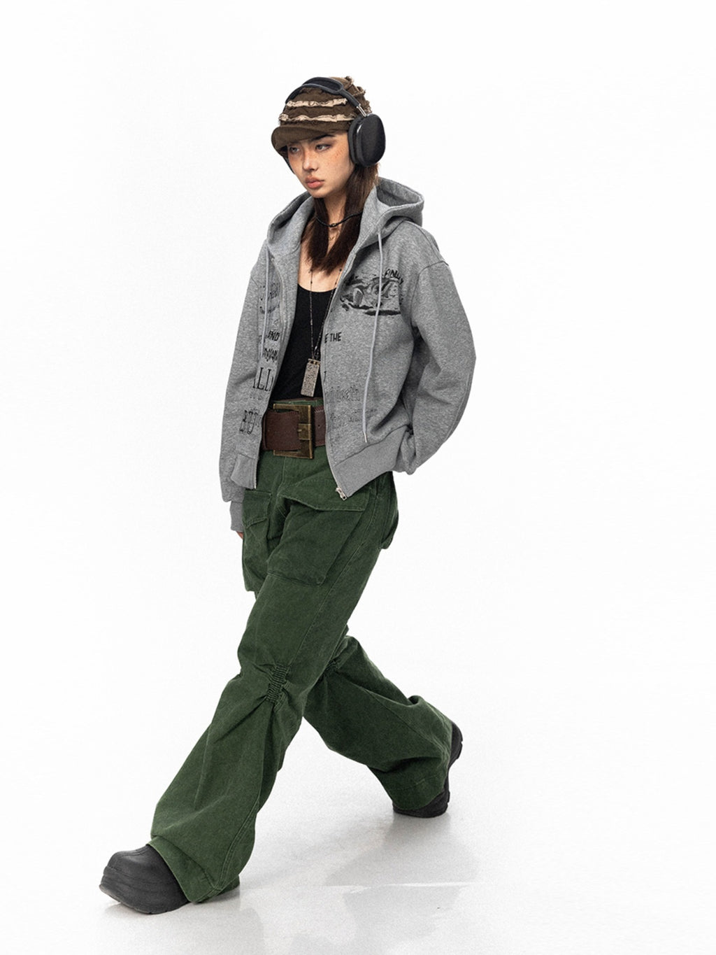 سترة BLACKBB ذات سحاب وطباعة حروف أمريكية قديمة