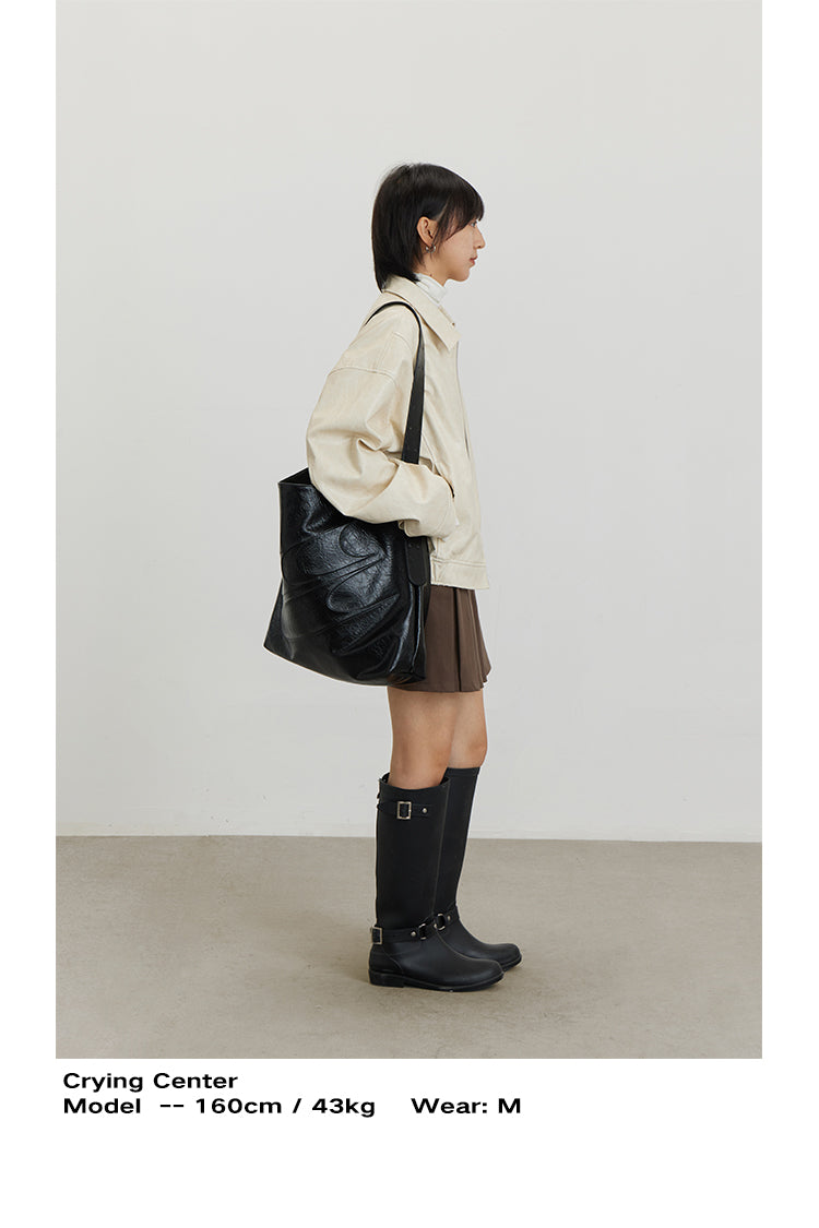 حقيبة جلدية كروس ذات سعة كبيرة من CryingCenter باللون الأسود والشمع الزيتي