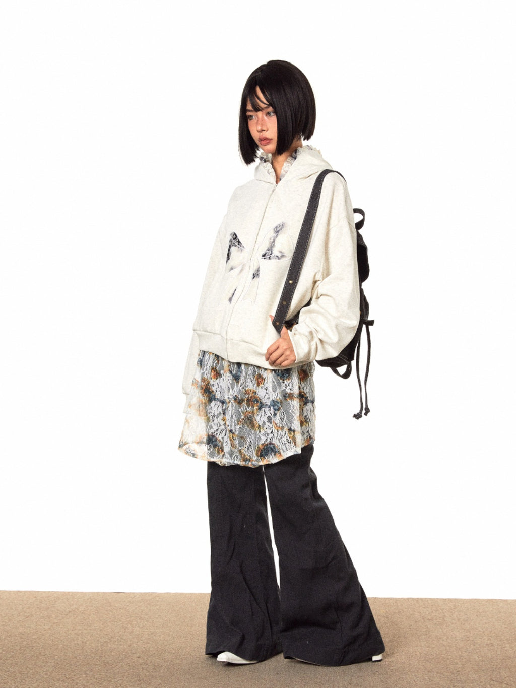 سترة BLACKBB من الدانتيل ذات سحاب ومطرزة ومزودة بفيونكة