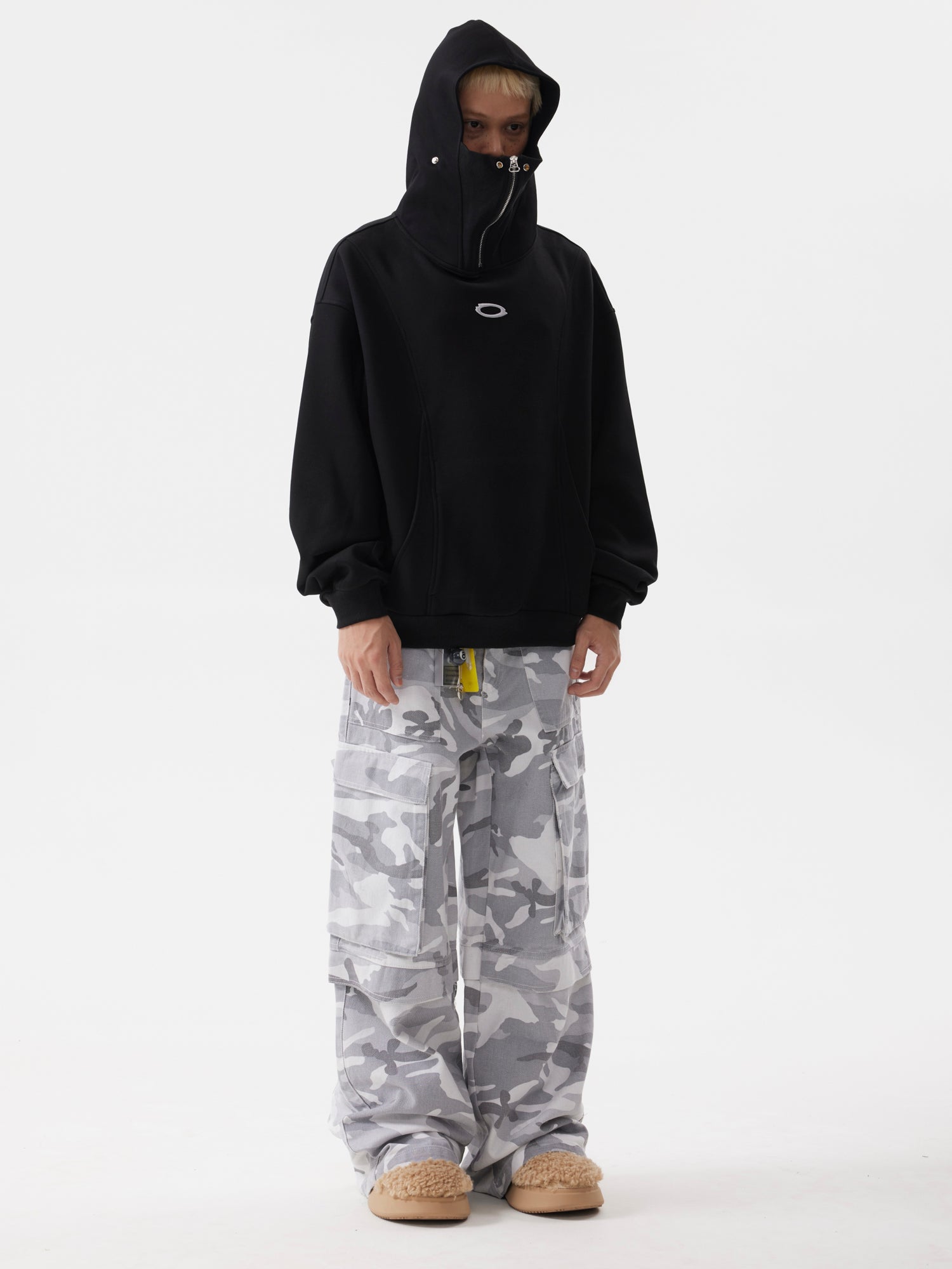 BTSG 0 High Neck Half-Zipper Silhouette Hoodie