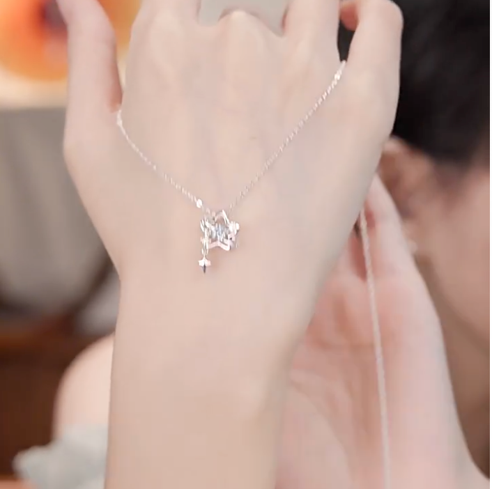 DODOGOGO Hollow Star Necklace