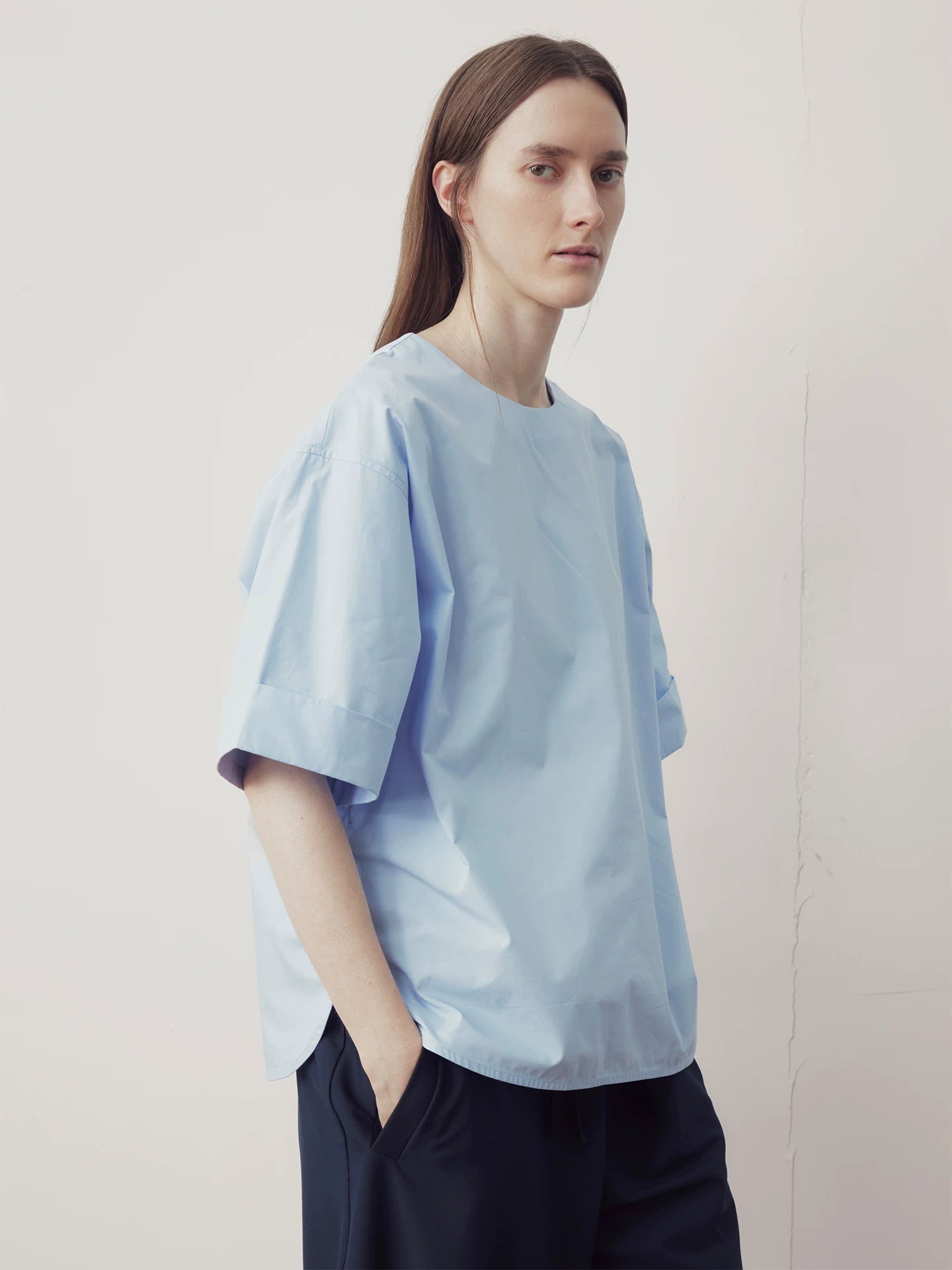 COLN Simple Neckline Button-down Short-sleeved Shirt
