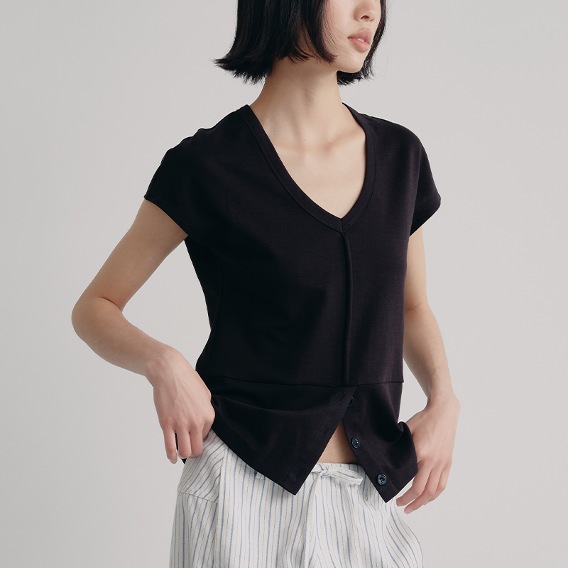 JCAESAR Versatile V-neck Half-open Tee