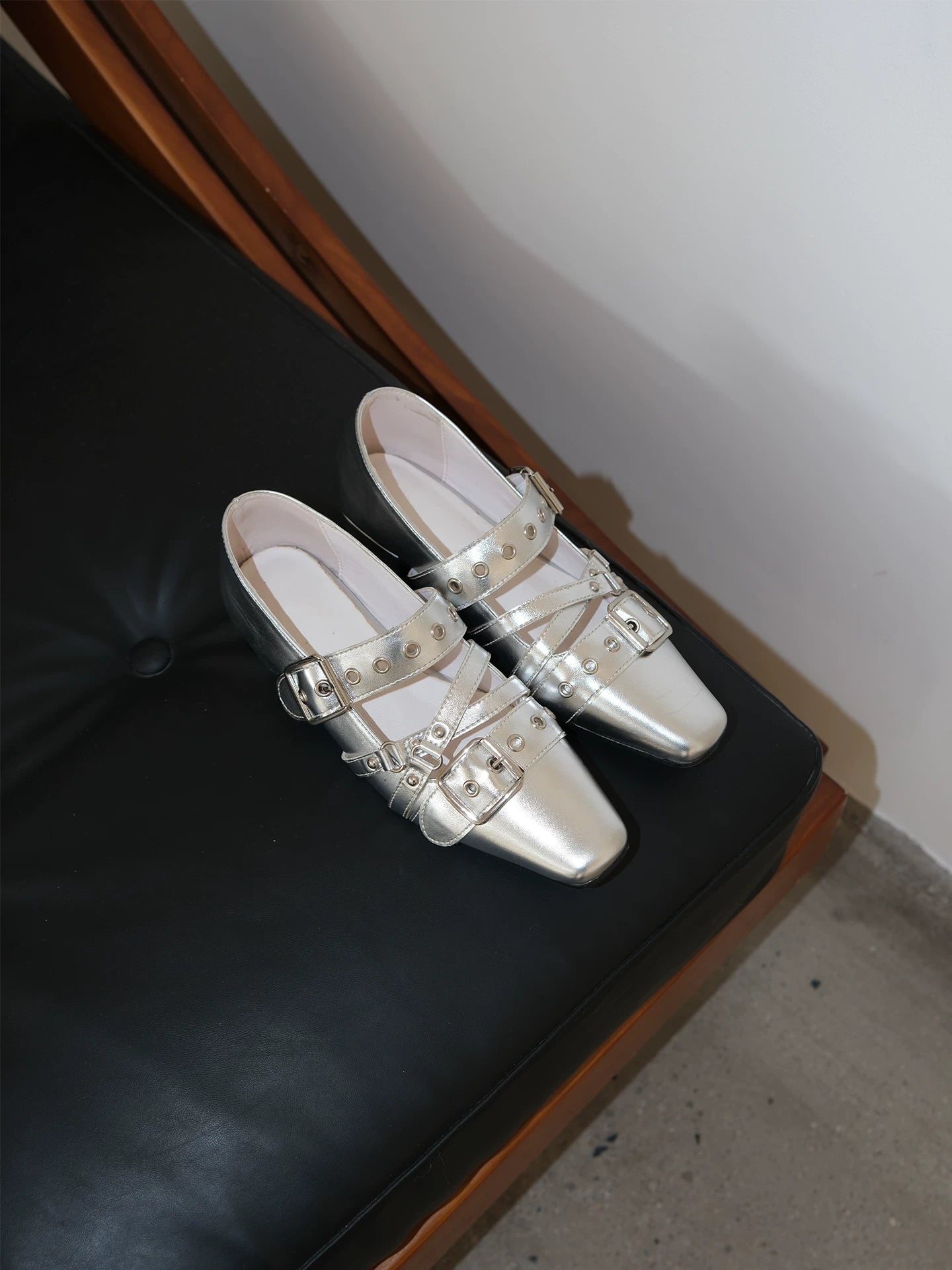 Mooreyu Vintage Leather Small Square Head Rivet Flats