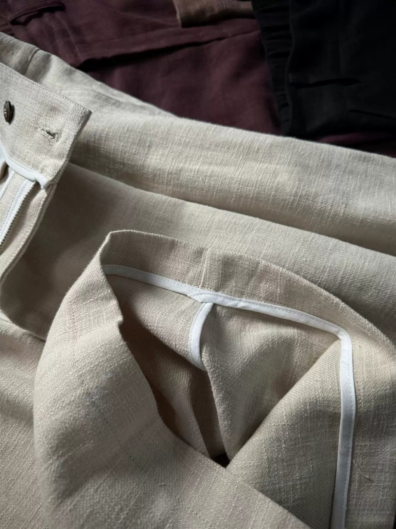 AMBSOM Pleated Straight-leg Shorts