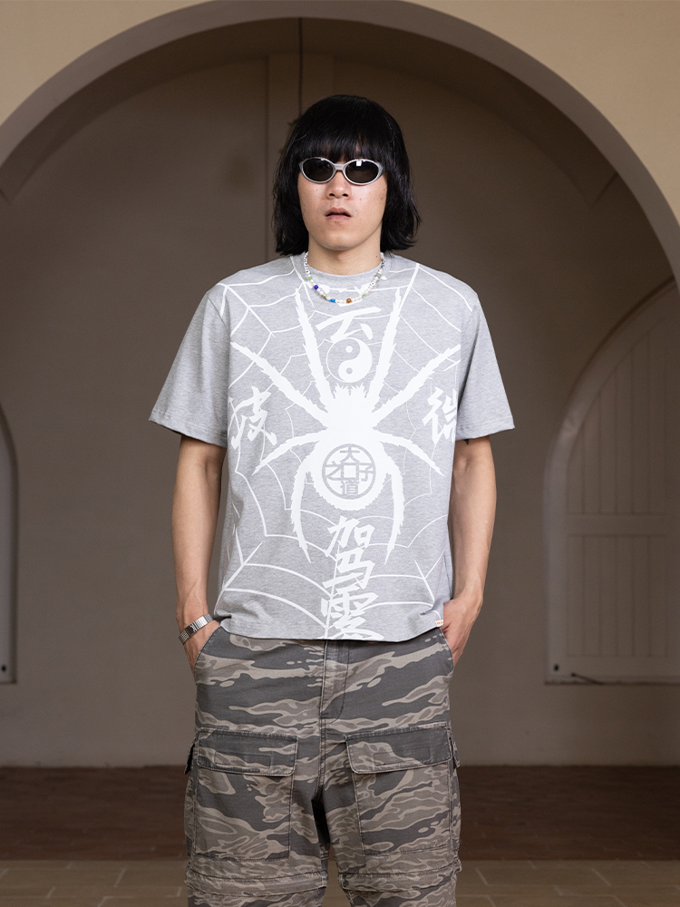 AVENUESON Two-color Spider Full of Chinese Characters Tee