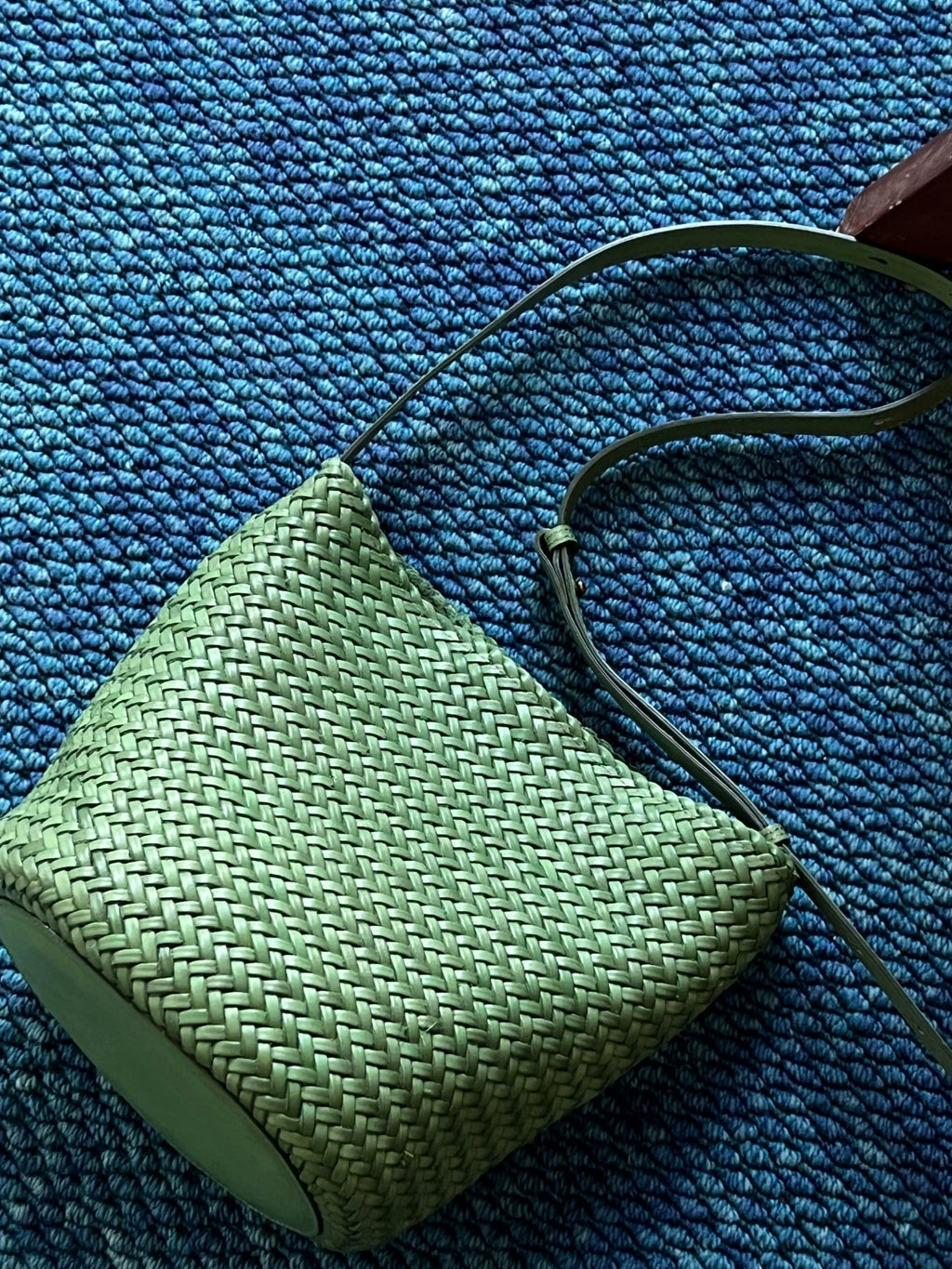EZRO Cowhide Texture Hand-woven Messenger Bag