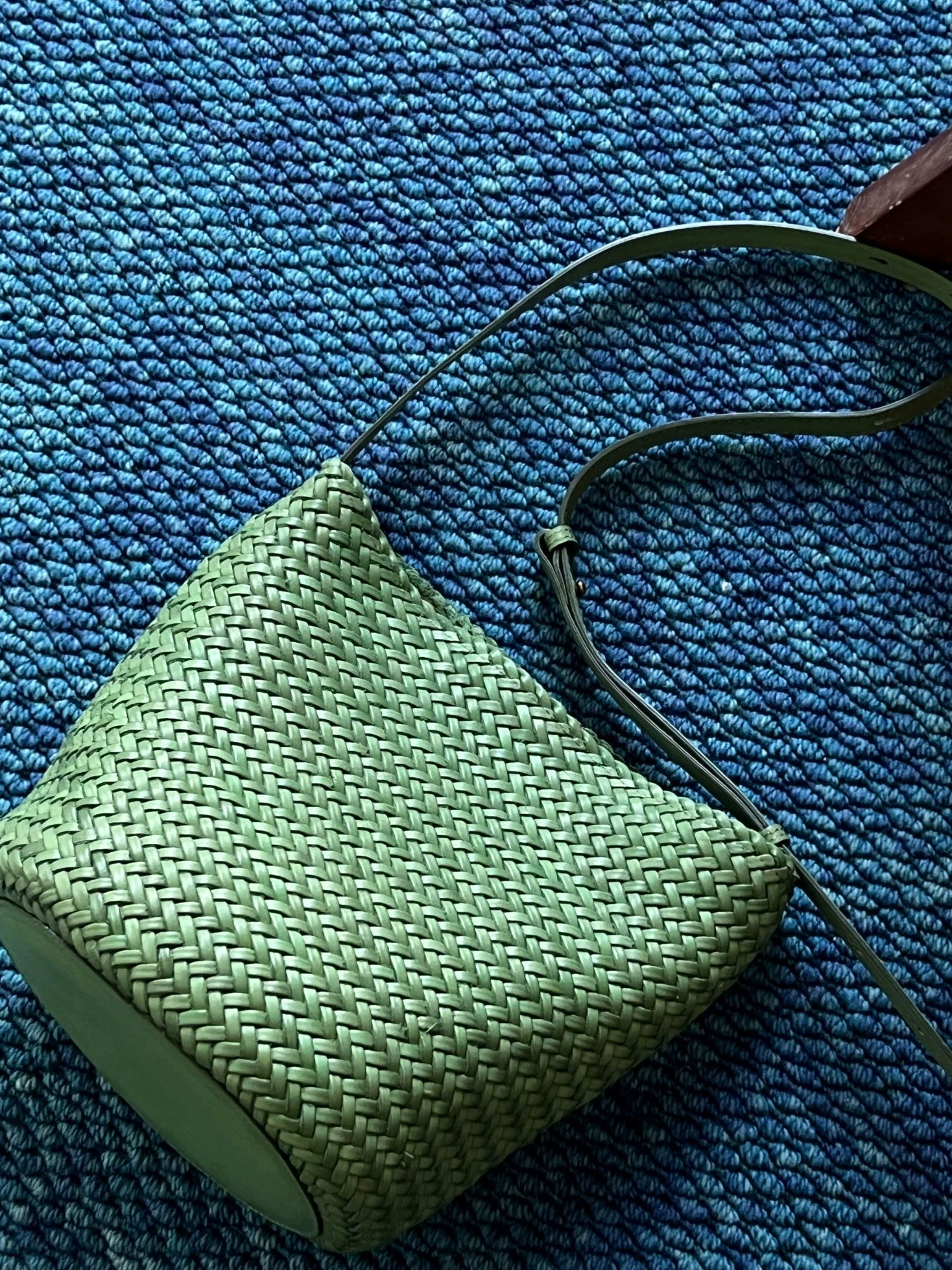 EZRO Cowhide Texture Hand-woven Messenger Bag