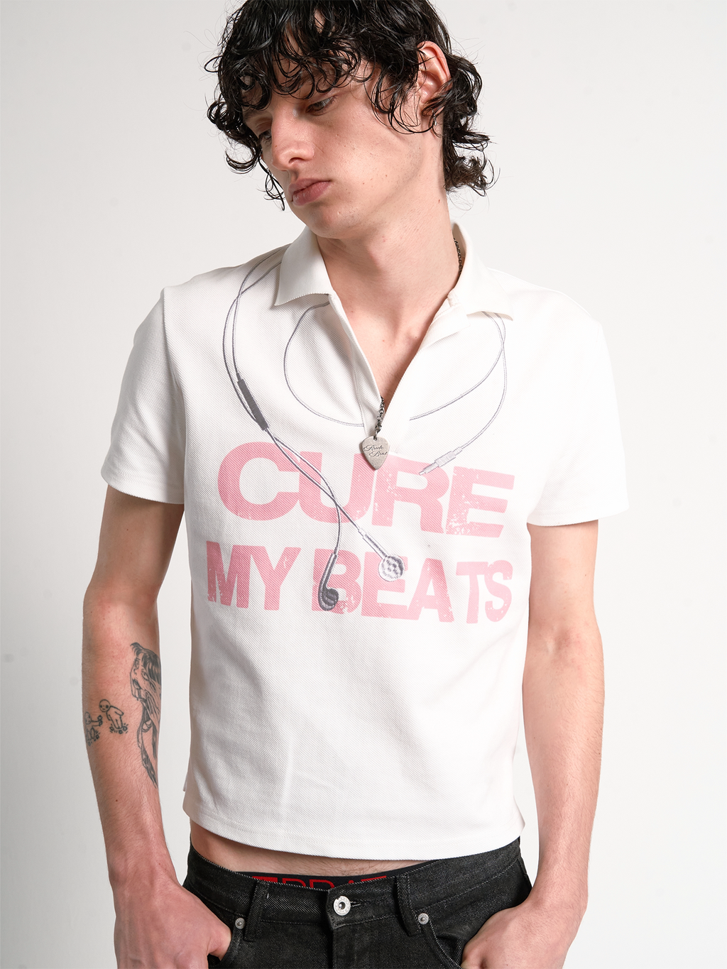 No E Mosen Headphones Embroidery Print Front Shoulder Tee