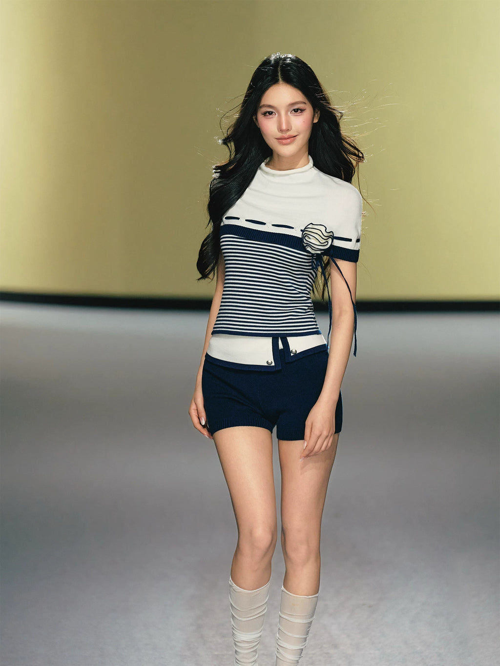 AGAM Flower Semi-turtleneck Top Contrasting Color Flanged Shorts Set