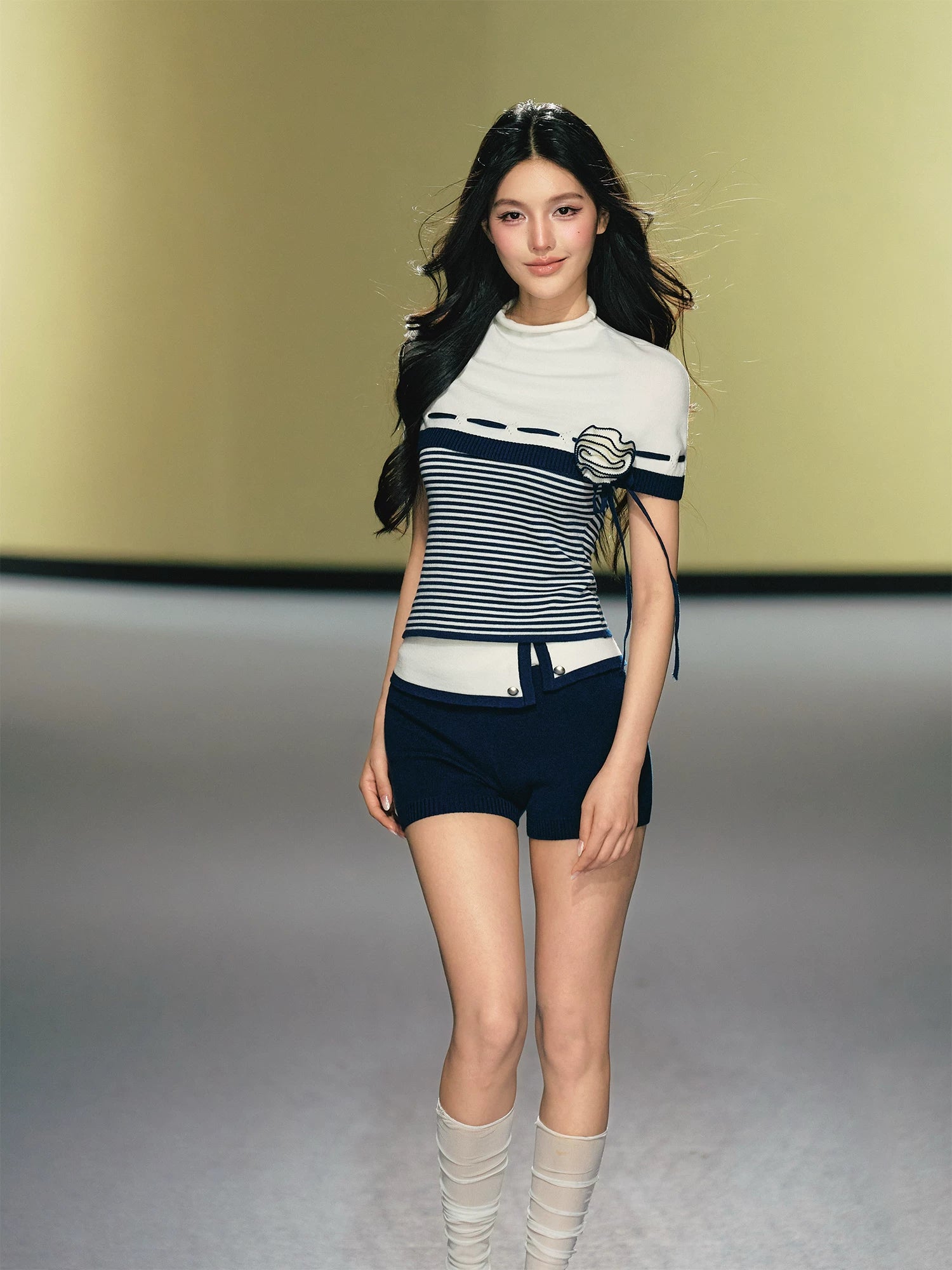 AGAM Flower Semi-turtleneck Top Contrasting Color Flanged Shorts Set