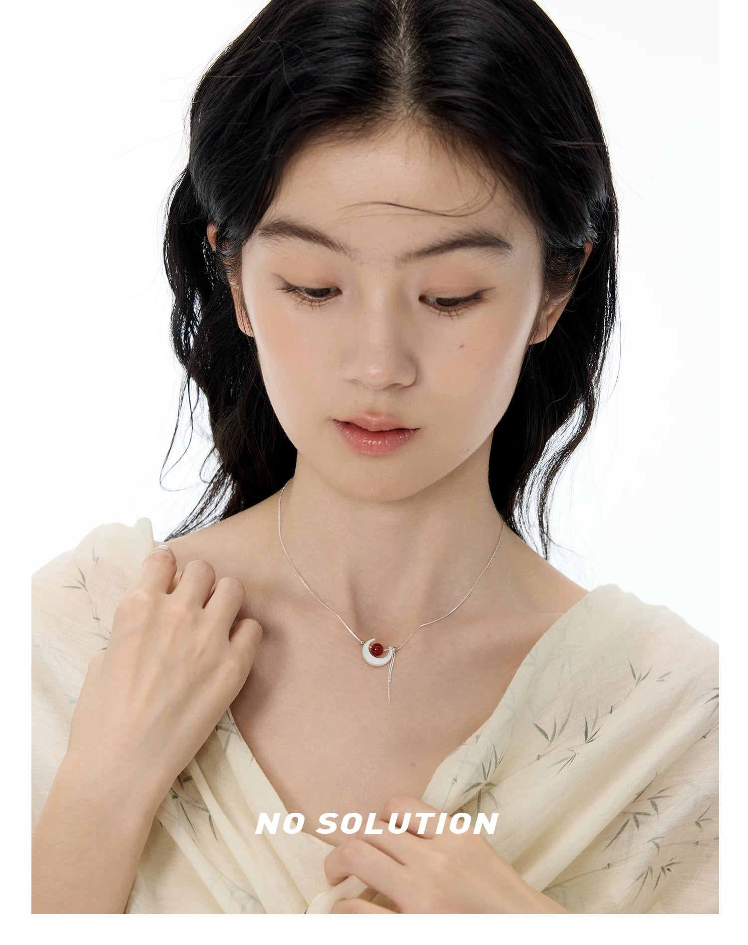 NO SOLUTION Moon Agate Niche Necklace