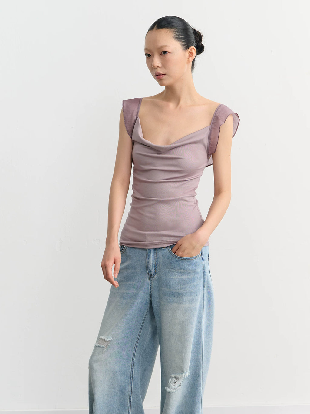 LINY LIBERTY Swing Neck Ruffle Edge Slim Tee