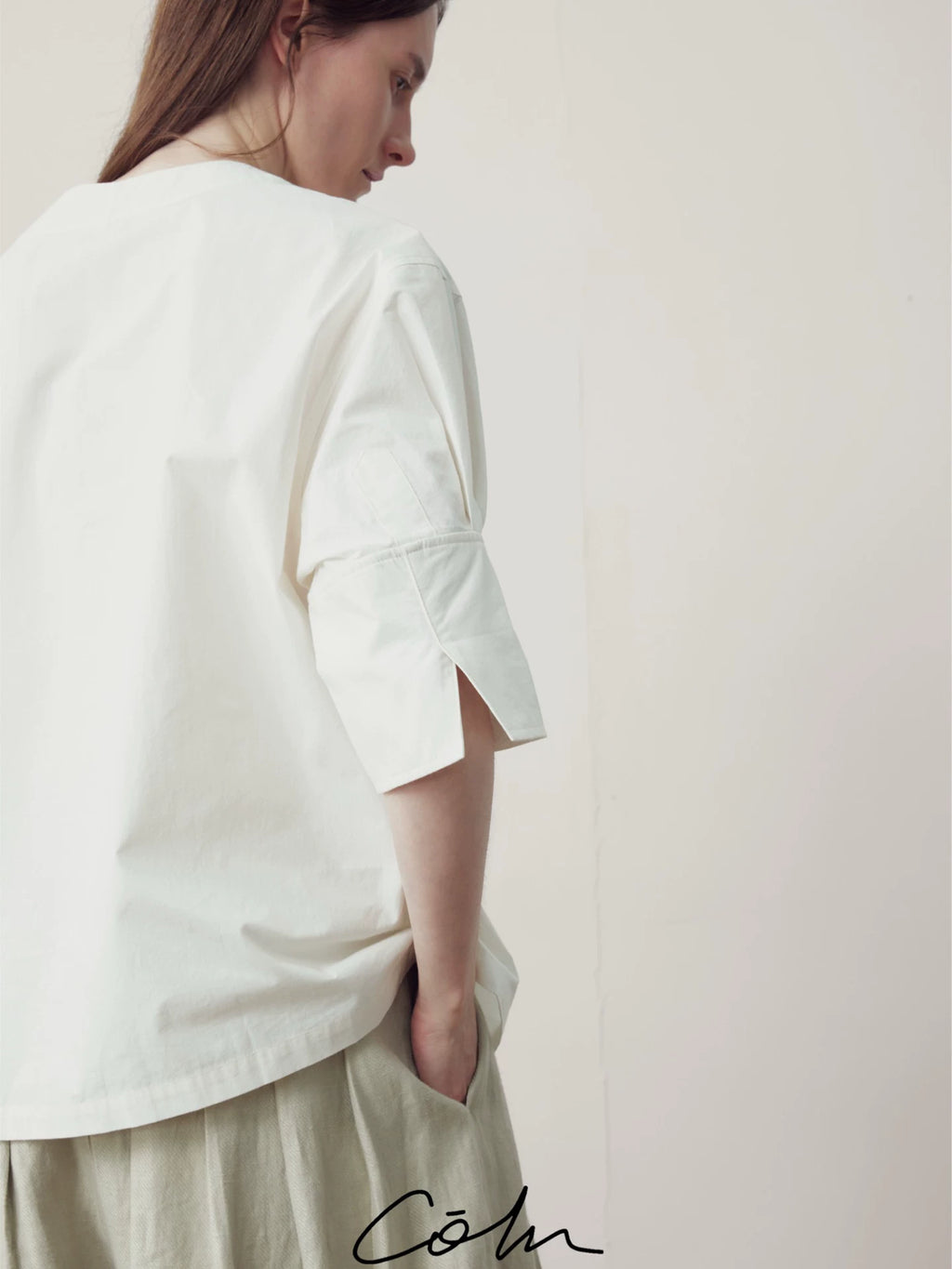 COLN V-neck Lantern Sleeve Loose Shirt