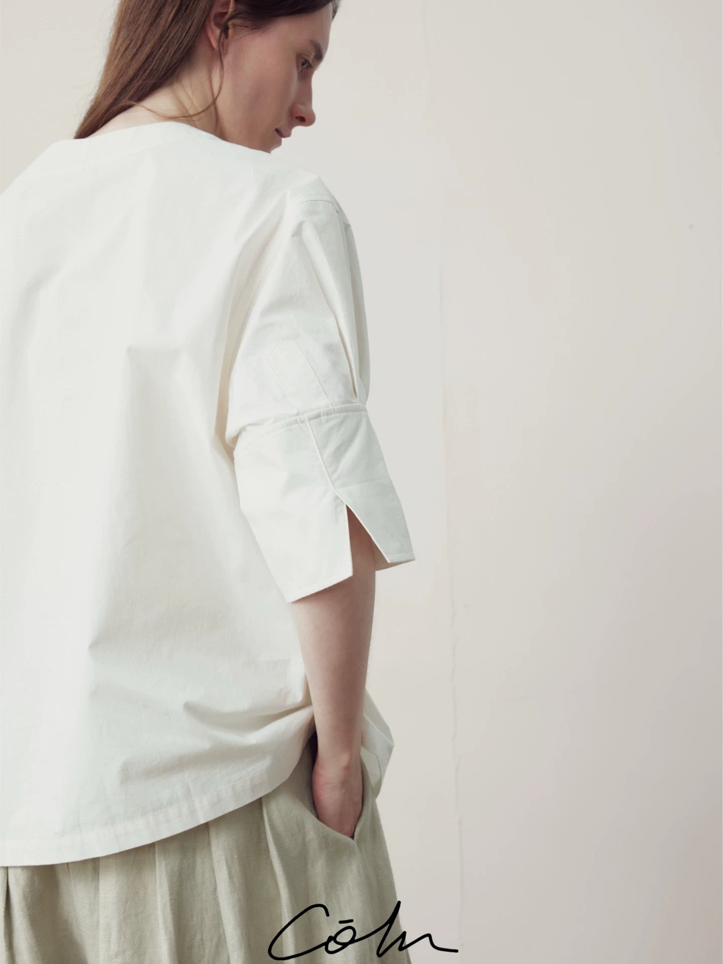 COLN V-neck Lantern Sleeve Loose Shirt