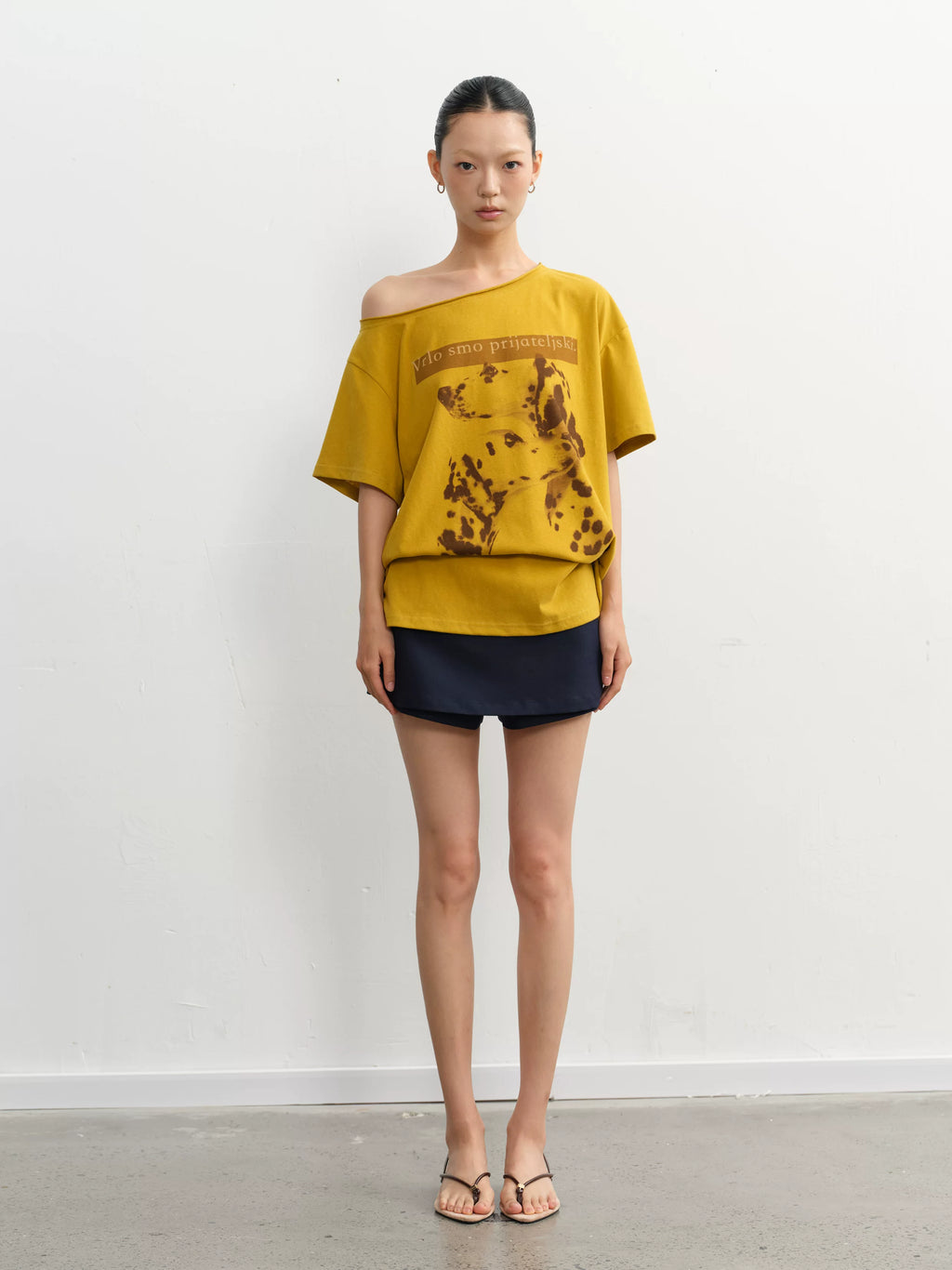 LINY LIBERTY Vintage Dalmatian Print Slanted Shoulder Knit Tee