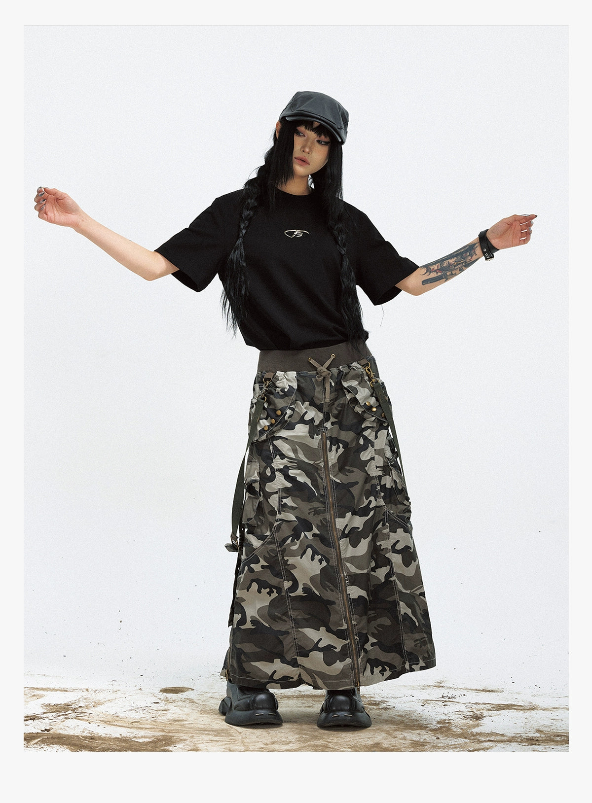 PEOPLESTYLE Simple Basic Metal Logo Tee