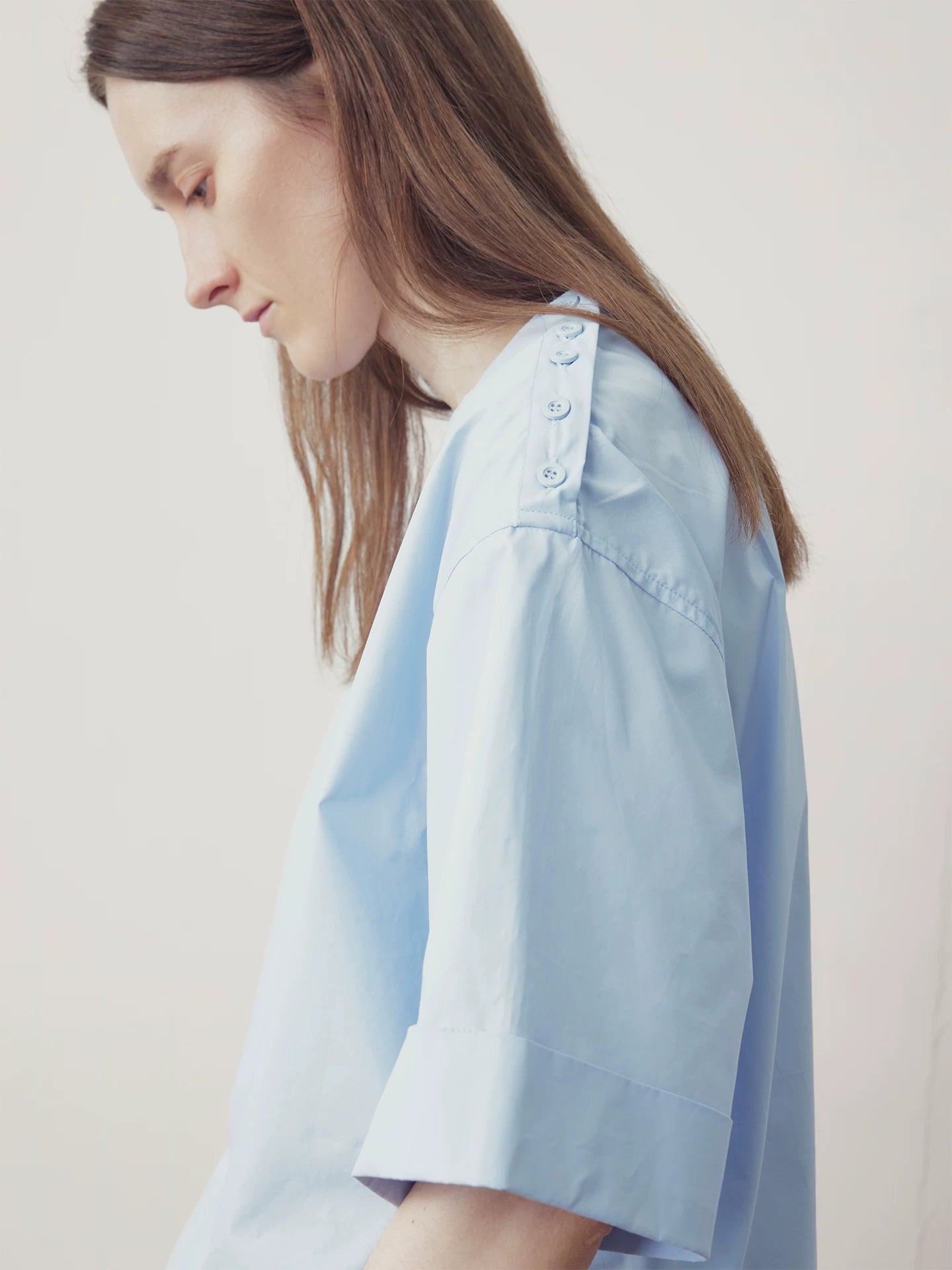 COLN Simple Neckline Button-down Short-sleeved Shirt