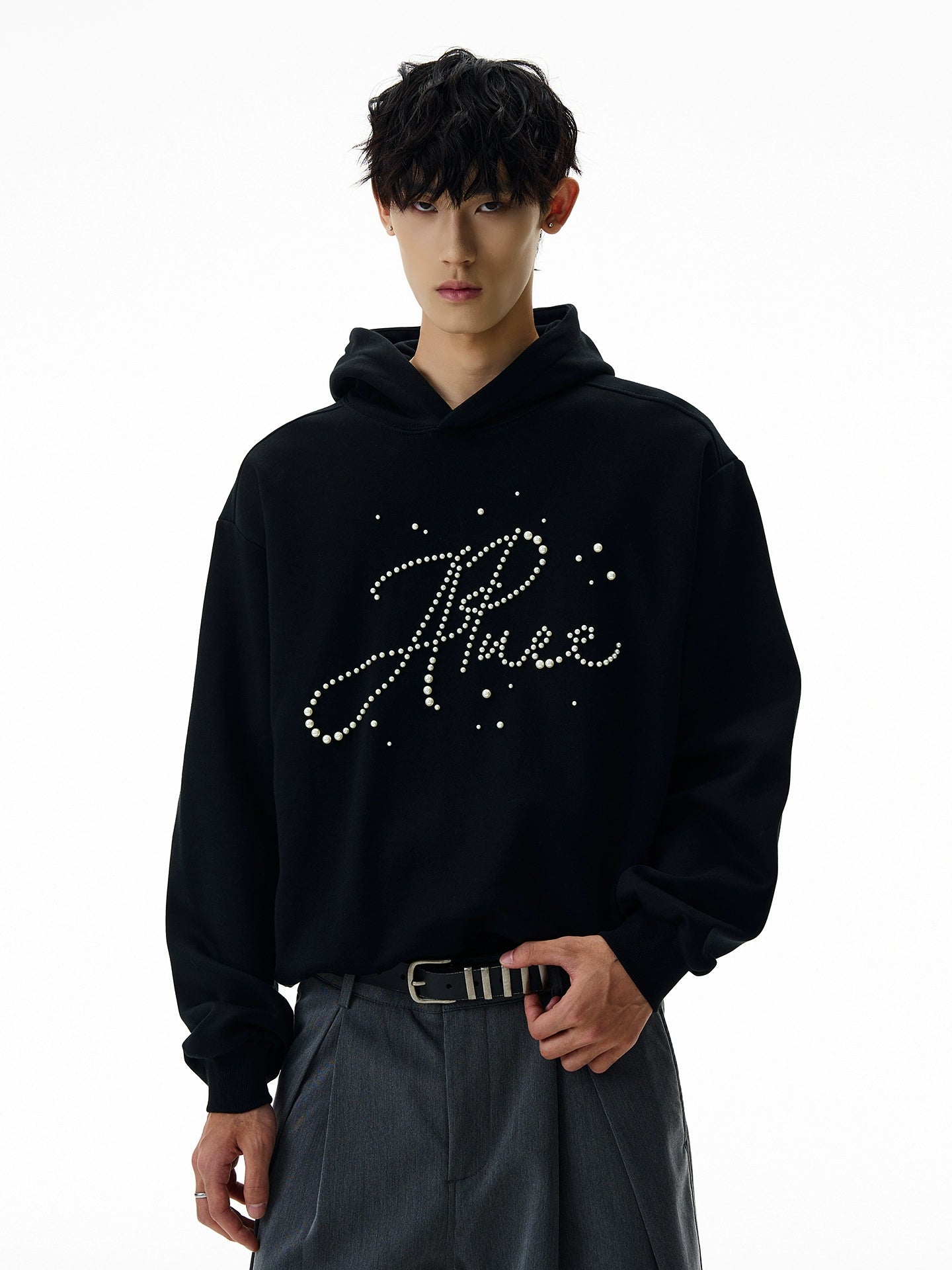 A PUEE Letter Pearl Short Front Shoulder Ruffian Sweater