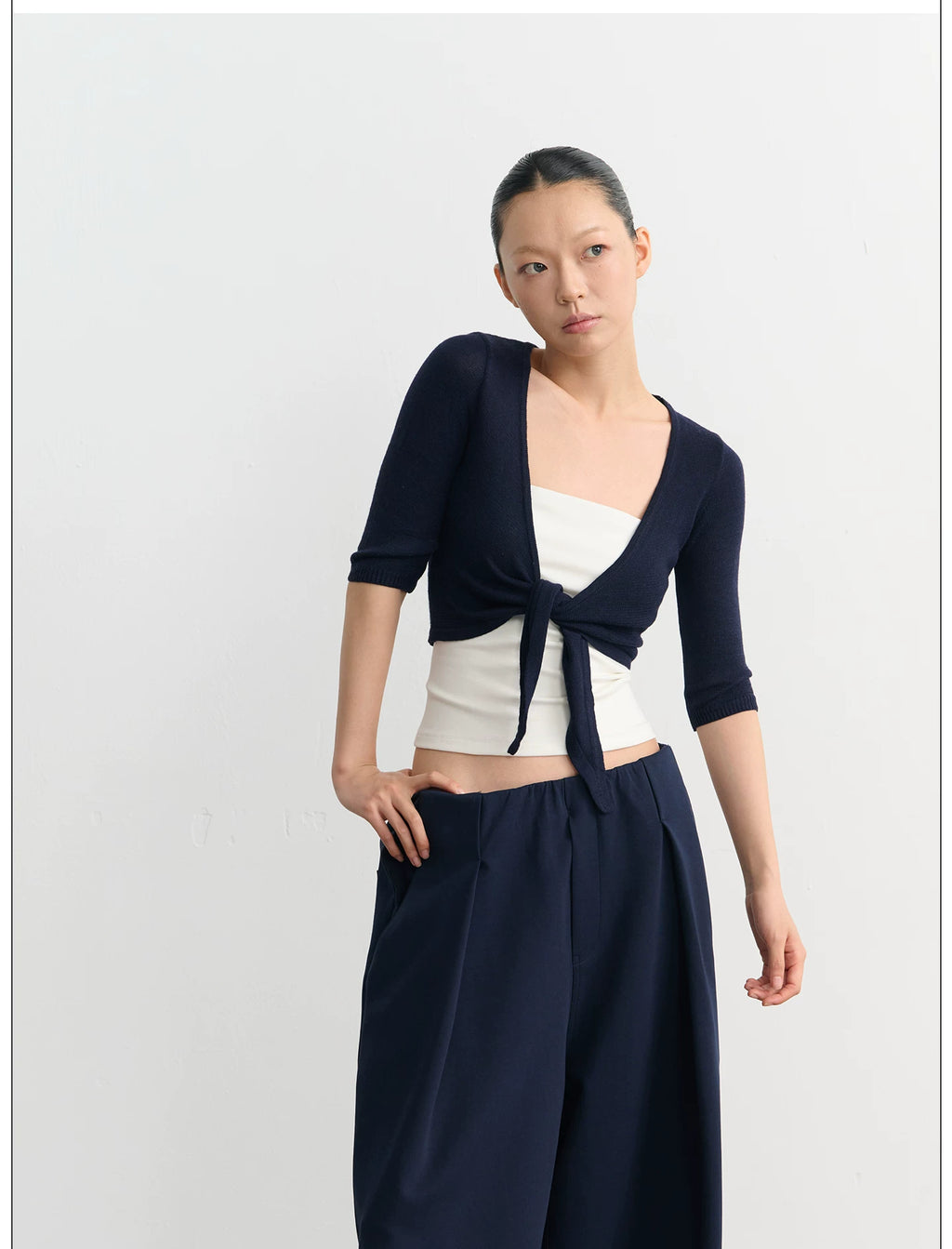 LINY LIBERTY Stretch-knit V-neck Strap-on Short Cardigan