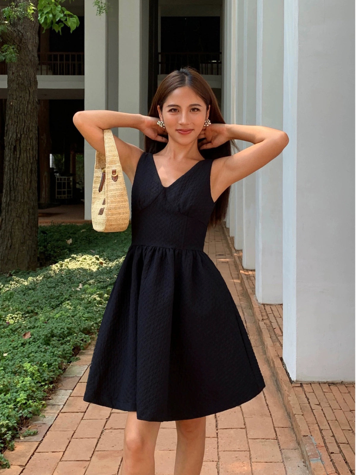 NEVA HU French V-neck Waist Sleeveless Small Black Dress