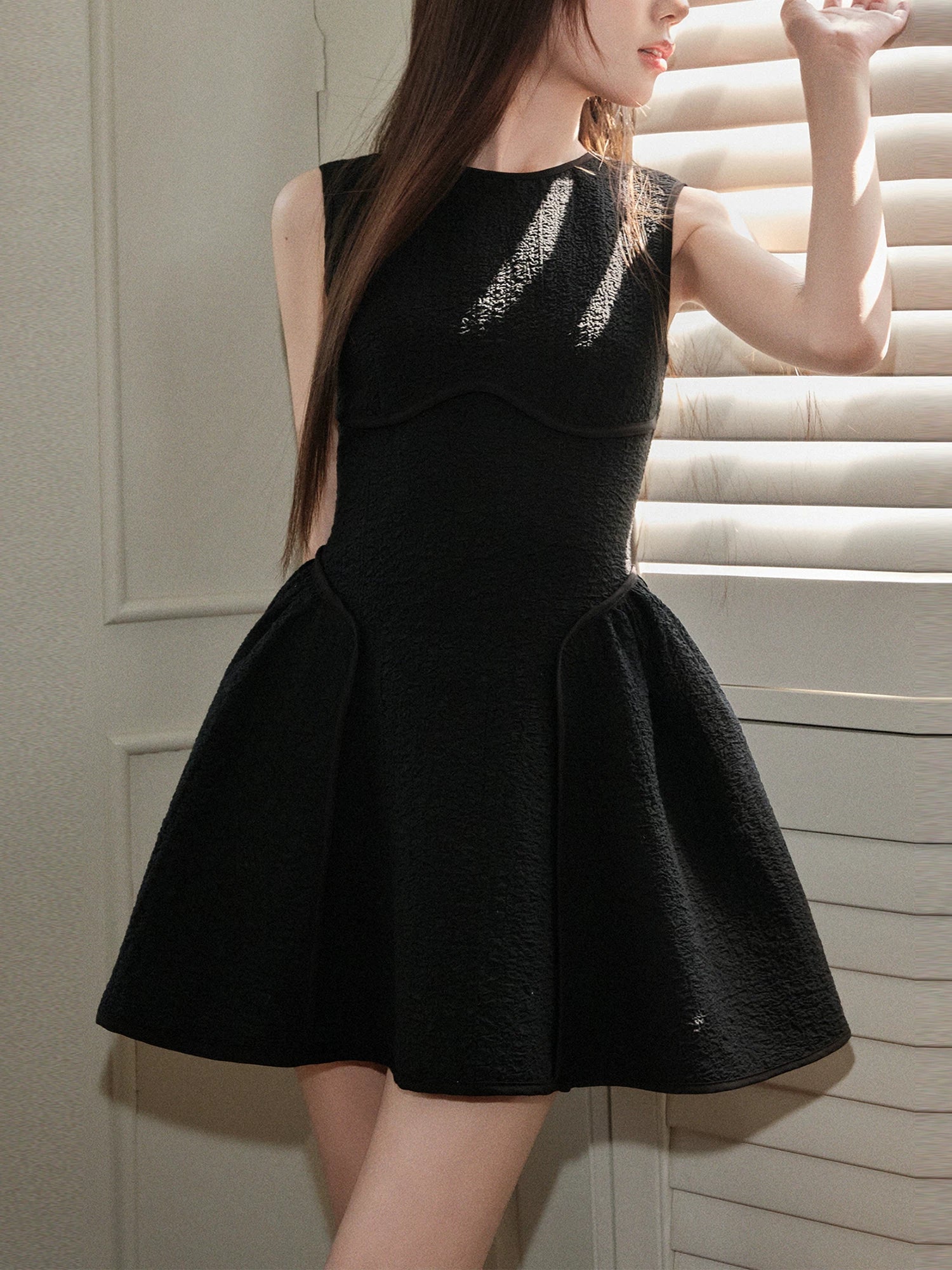 Avenement Slim-fitting Waist Round Neck Sleeveless Dress