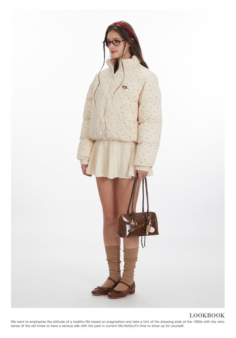 Nariele Wears A Stand-up Collar and A Loose Thickened Coat on Both Sides