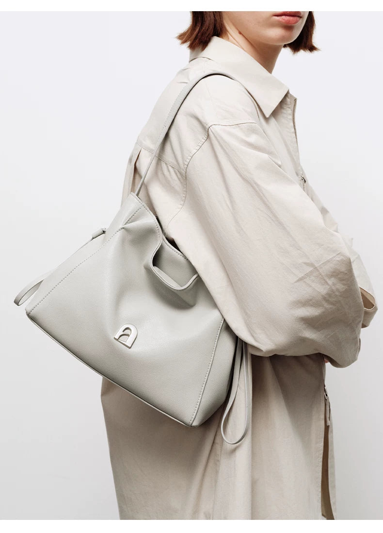 La Festin Niche Armpit Messenger Bag