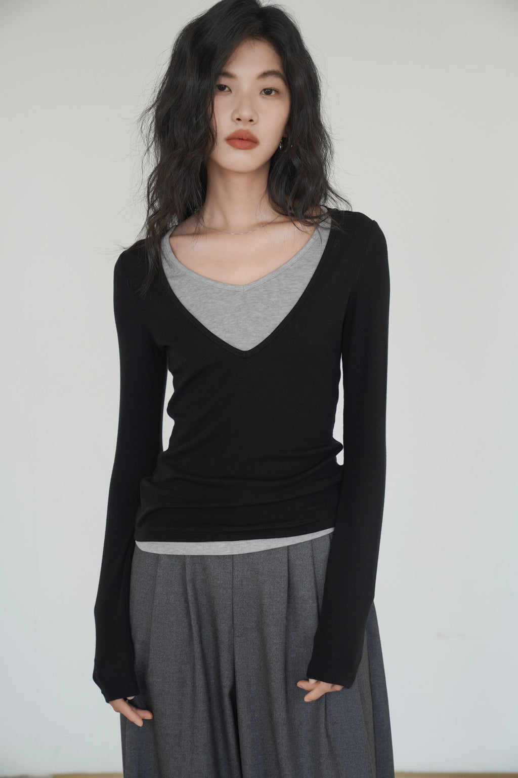 EM Splicing V-neck Fake Two Pieces Slim Temperament Long Sleeves