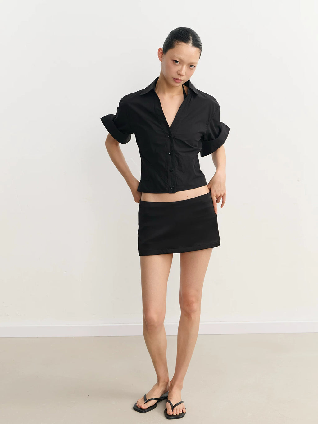 LINY LIBERTY Pinch Pleated V-neck Short Waist Shirt