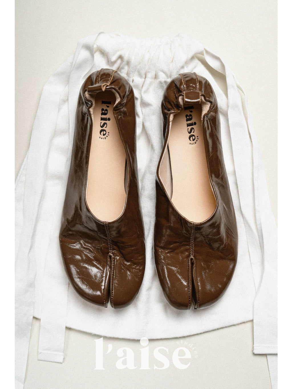 L'aise Retro Flat-toed Shoes